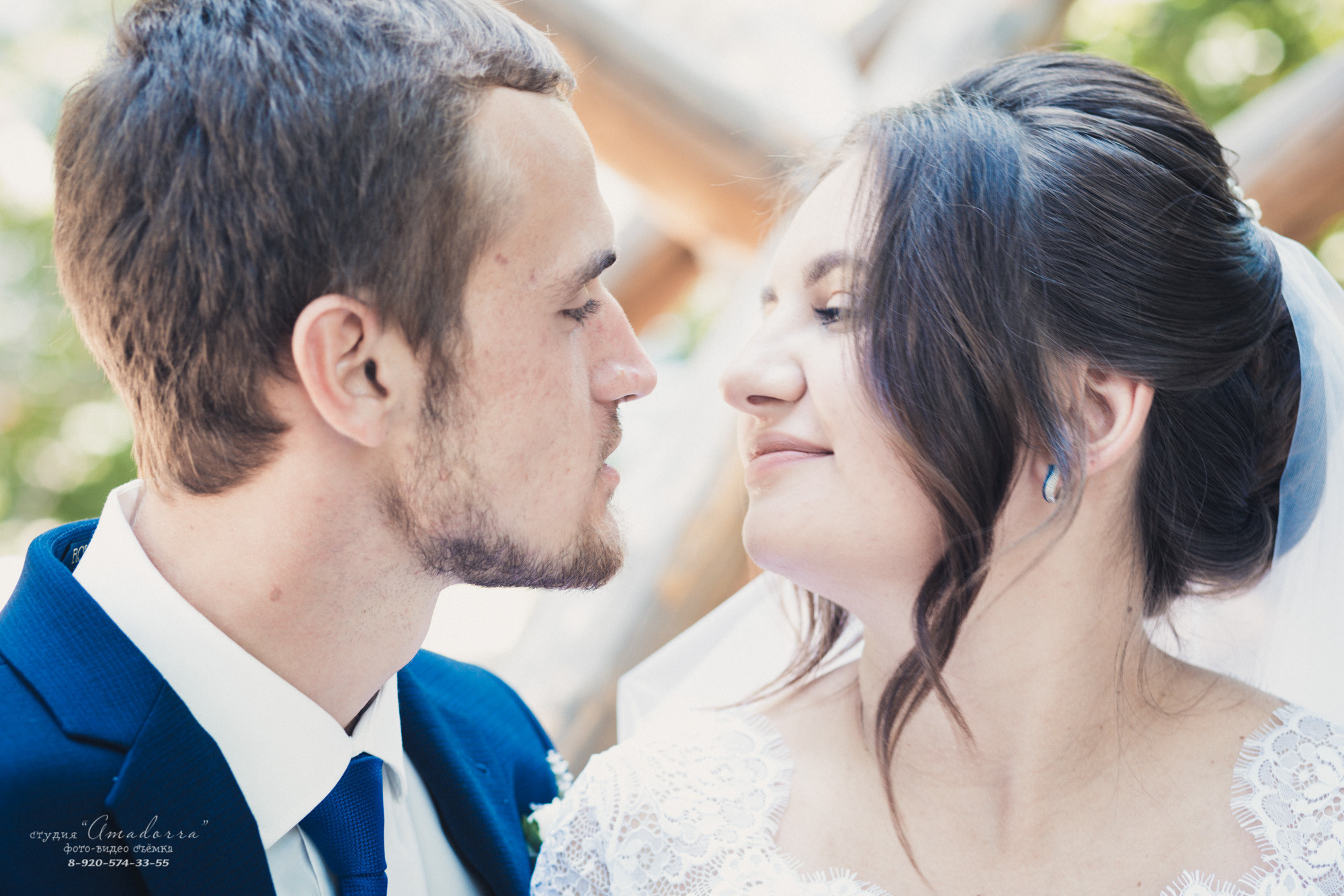 Свадебный день — яркое воспоминание в жизни молодых. Свадебный фотограф передаёт настоящие эмоции в каждом кадре вашей свадьбы. свадебный фотограф делает этот день памятным.