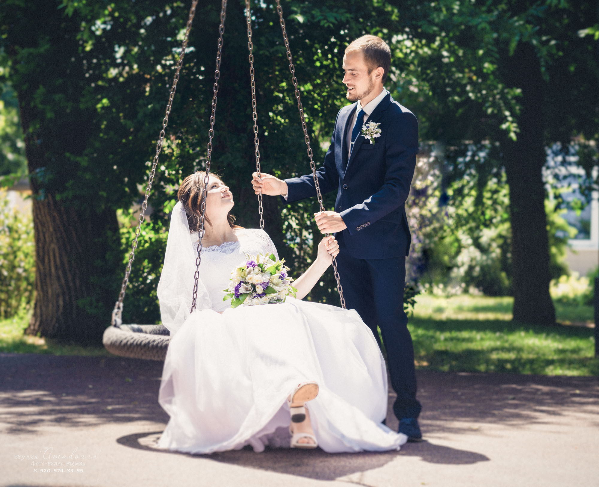 Свадебный день — яркое воспоминание в жизни молодых. Свадебный фотограф передаёт настоящие эмоции в каждом кадре вашей свадьбы. свадебный фотограф делает этот день памятным.