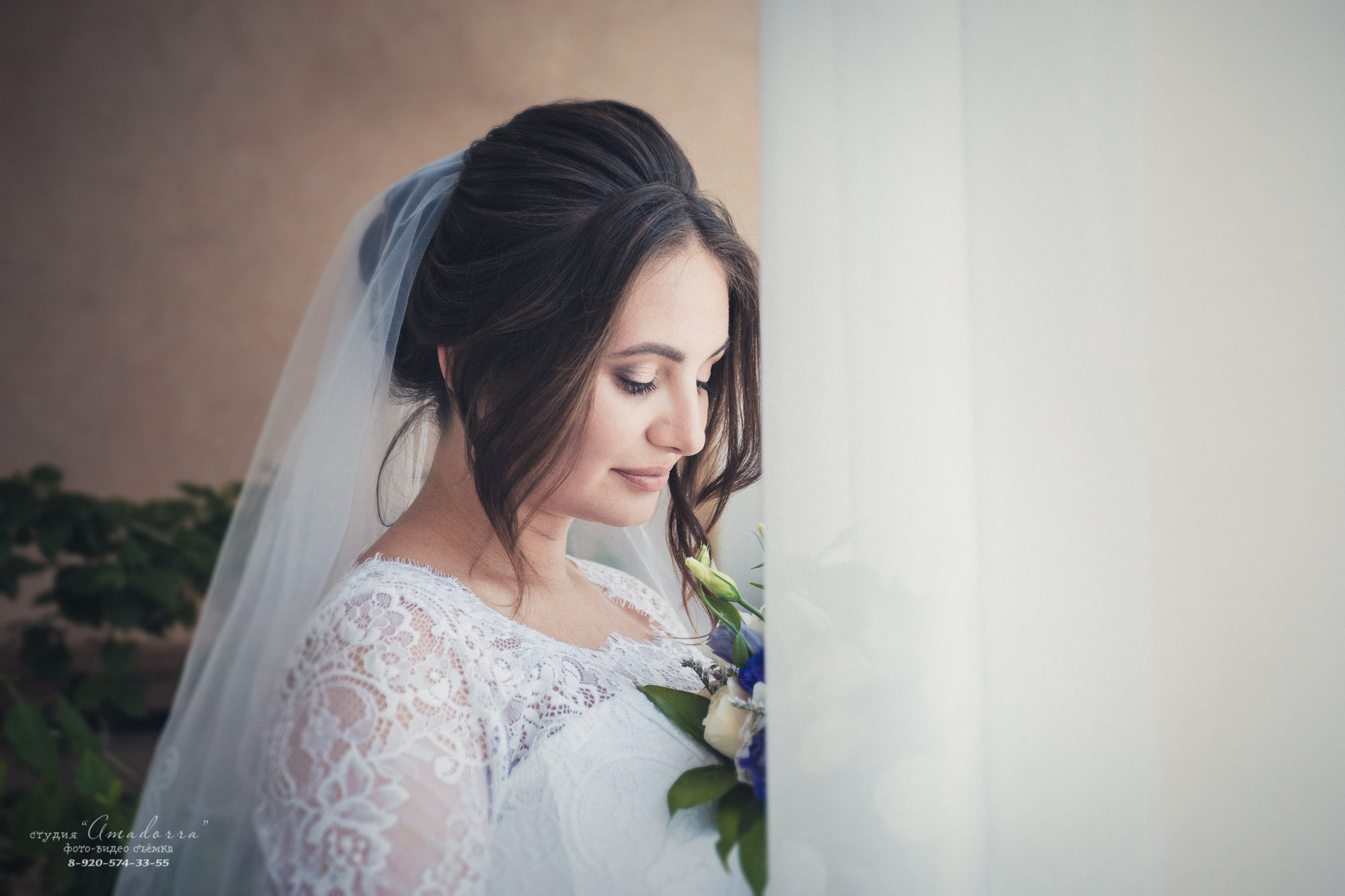 Свадебный день — яркое воспоминание в жизни молодых. Свадебный фотограф передаёт настоящие эмоции в каждом кадре вашей свадьбы. свадебный фотограф делает этот день памятным.