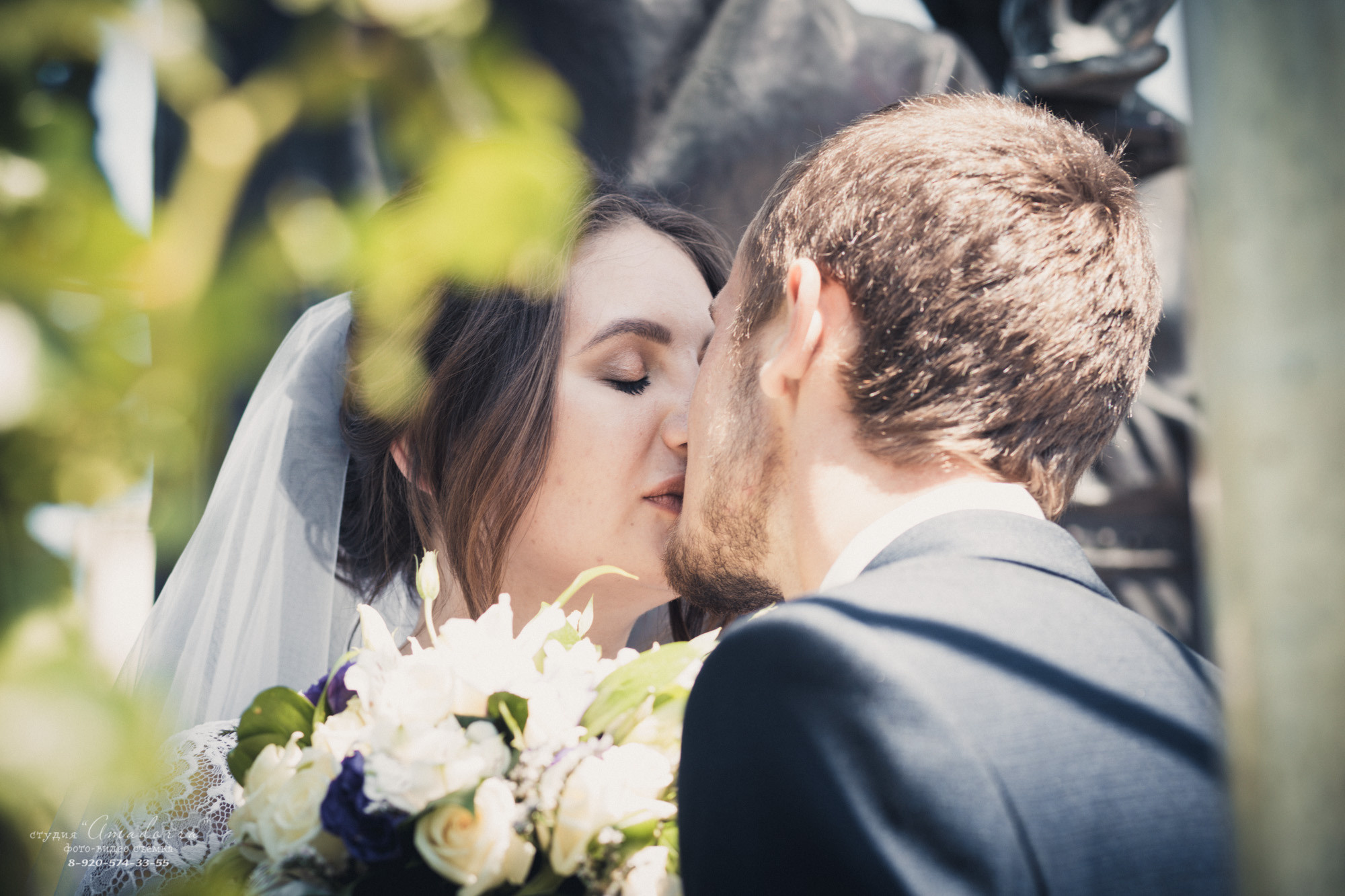 Свадебный день — яркое воспоминание в жизни молодых. Свадебный фотограф передаёт настоящие эмоции в каждом кадре вашей свадьбы. свадебный фотограф делает этот день памятным.