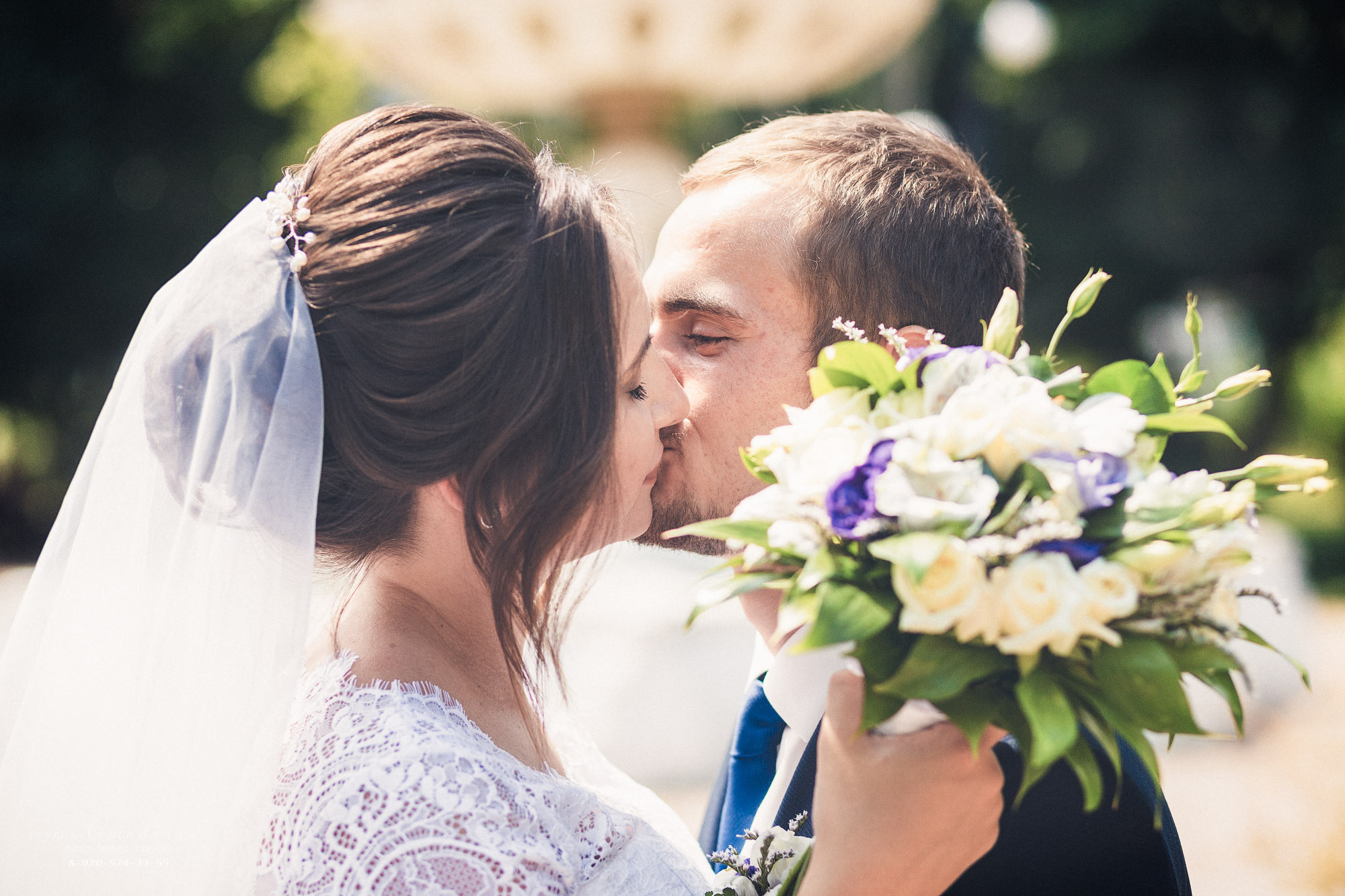 Свадебный день — яркое воспоминание в жизни молодых. Свадебный фотограф передаёт настоящие эмоции в каждом кадре вашей свадьбы. свадебный фотограф делает этот день памятным.