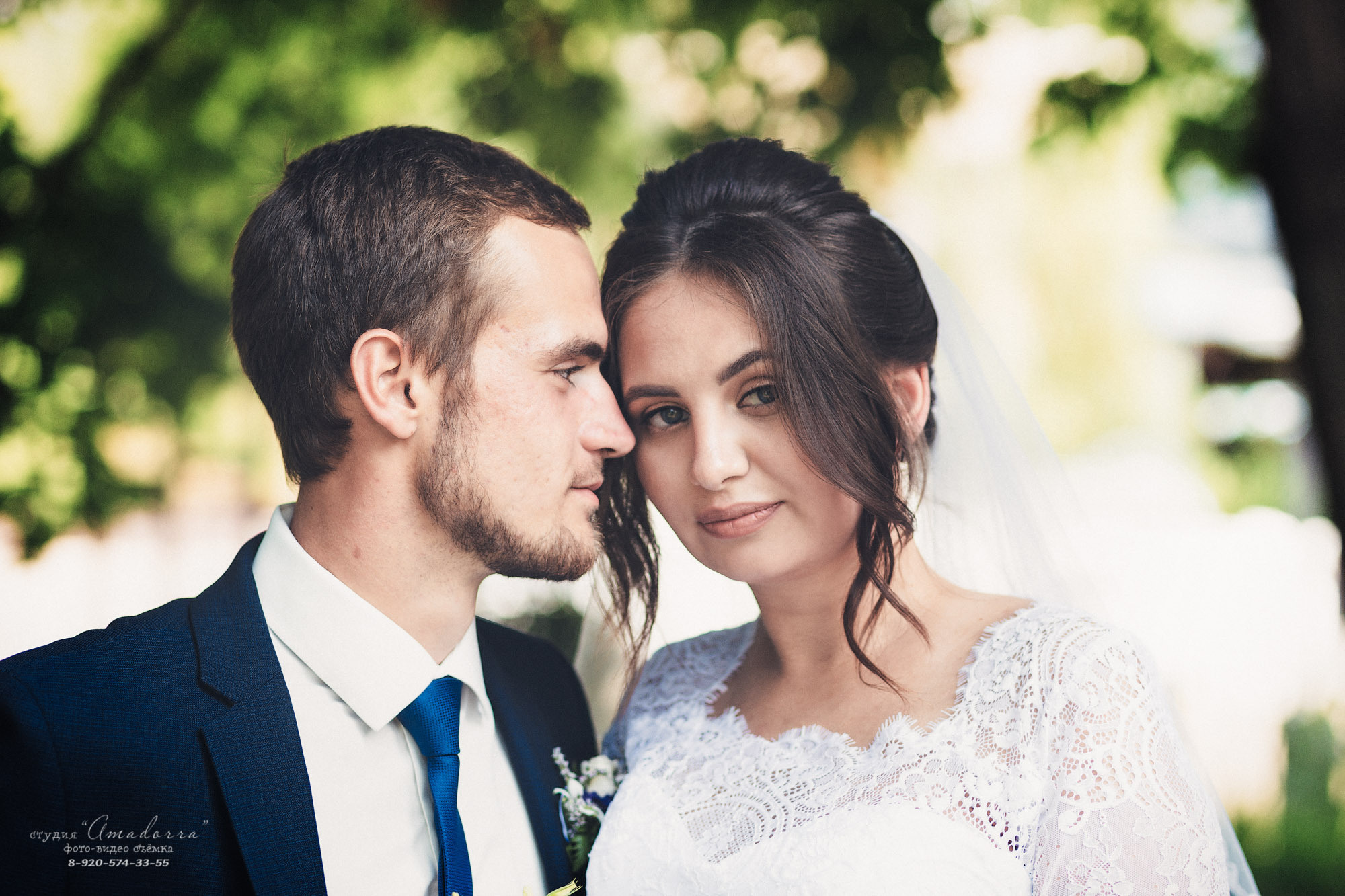 Свадебный день — яркое воспоминание в жизни молодых. Свадебный фотограф передаёт настоящие эмоции в каждом кадре вашей свадьбы. свадебный фотограф делает этот день памятным.