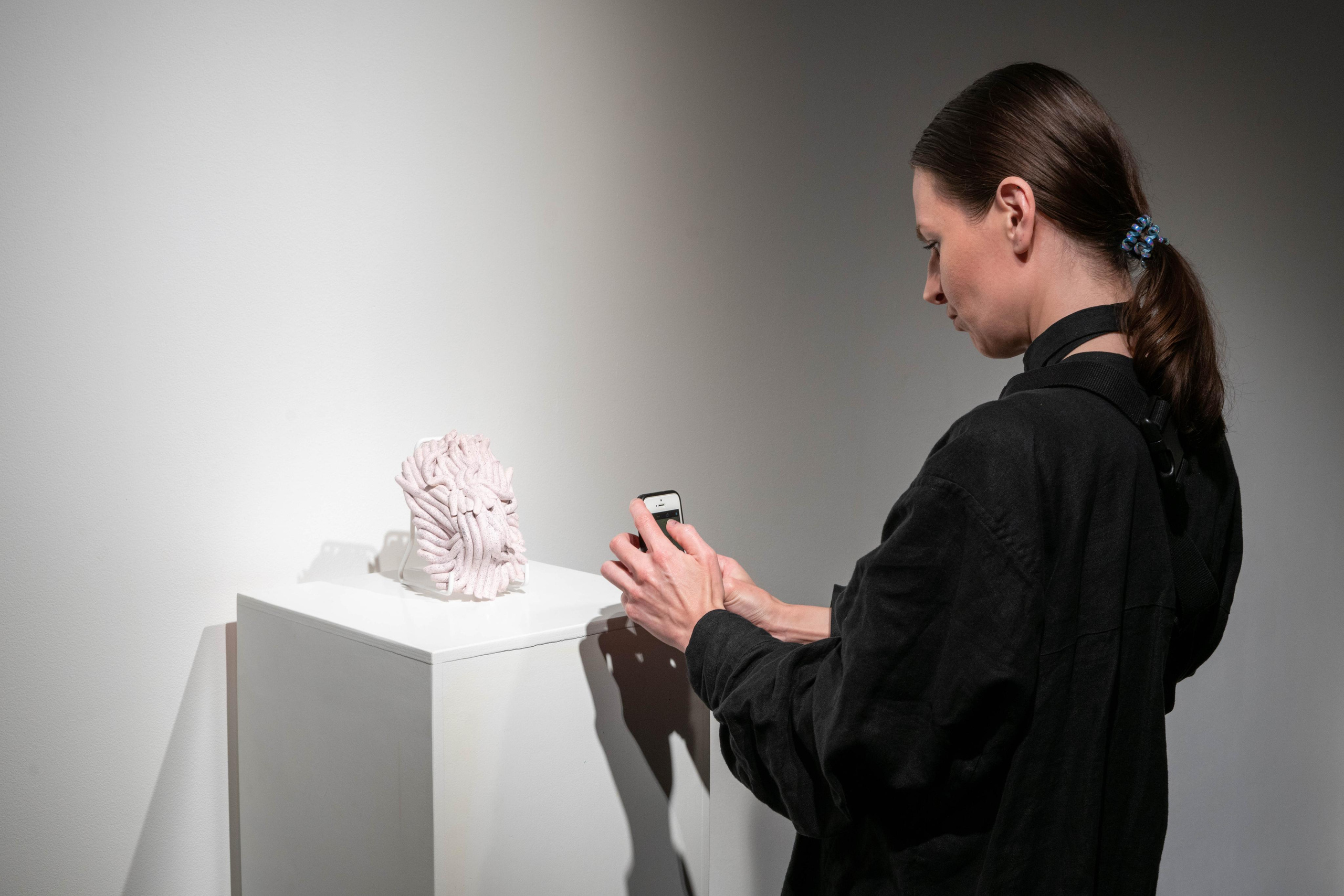 Открытие выставки «Щупальца длиннее ночи». Фотограф Павел Шальнев