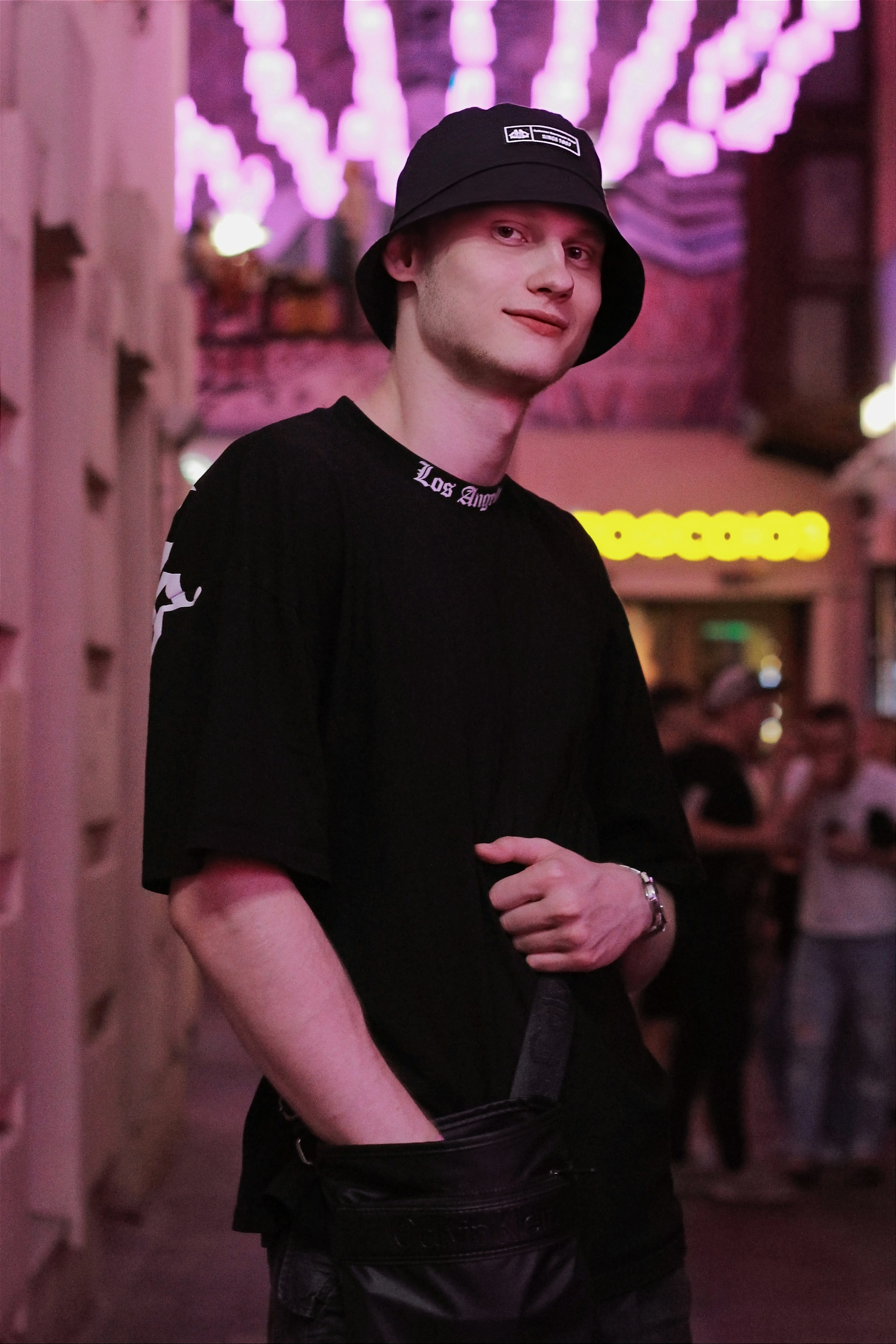 Мужской портрет. Контакты