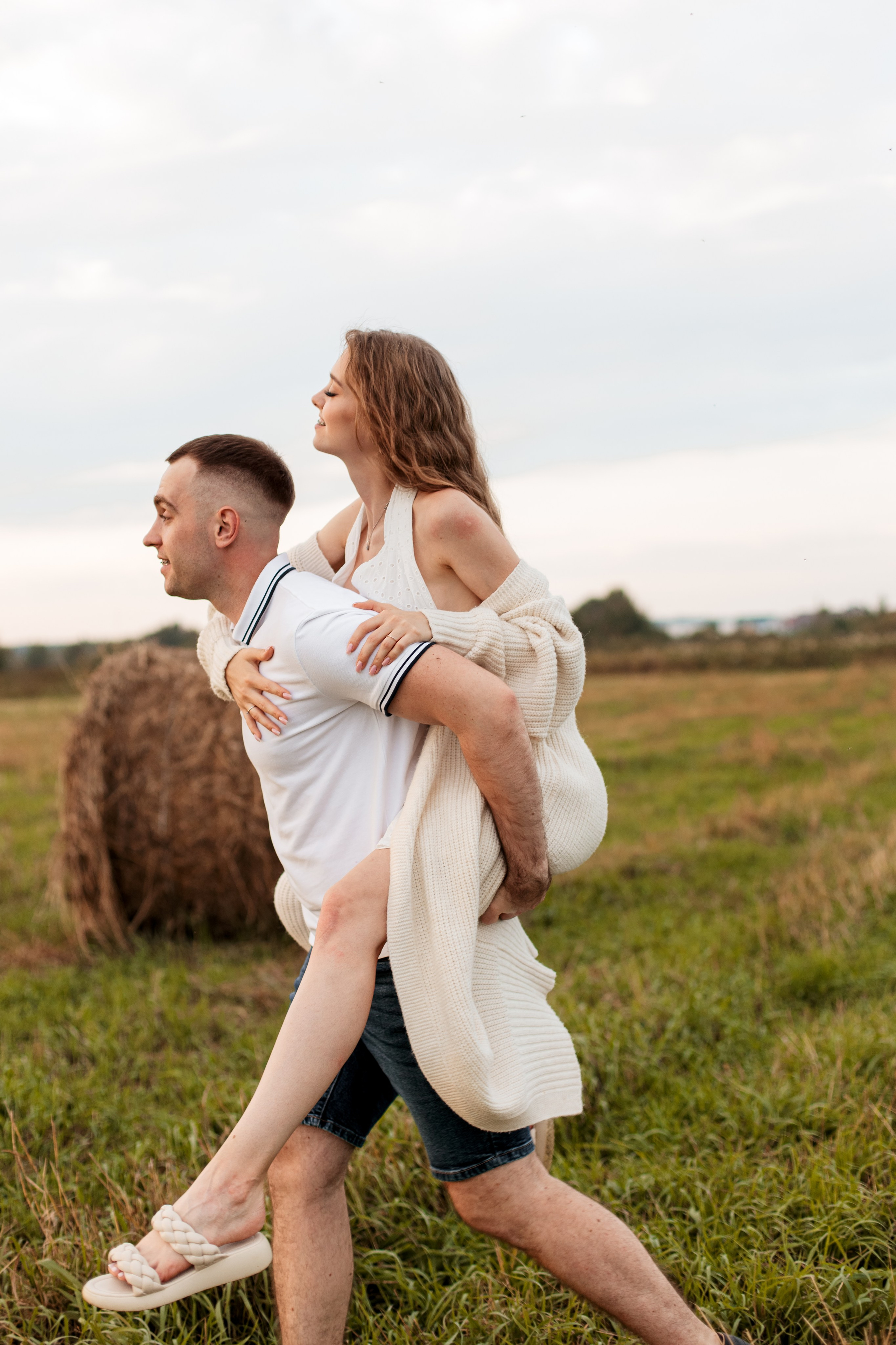 Закат, поле. Свадебный и семейный фотограф Екатеринбург Настя Саедгалина
