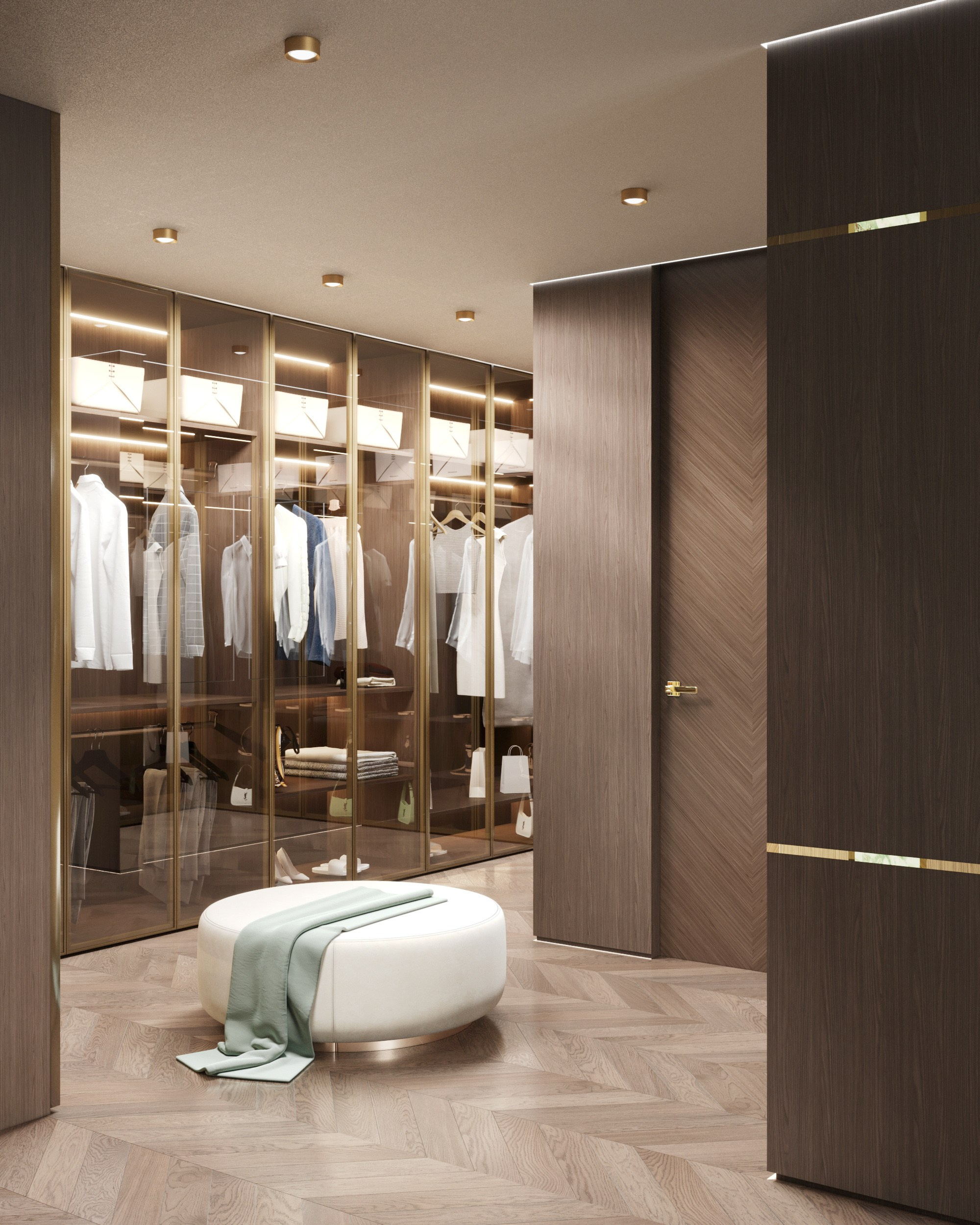 Современная гардеробная с прозрачными стеклянными дверцами в золотых рамах 