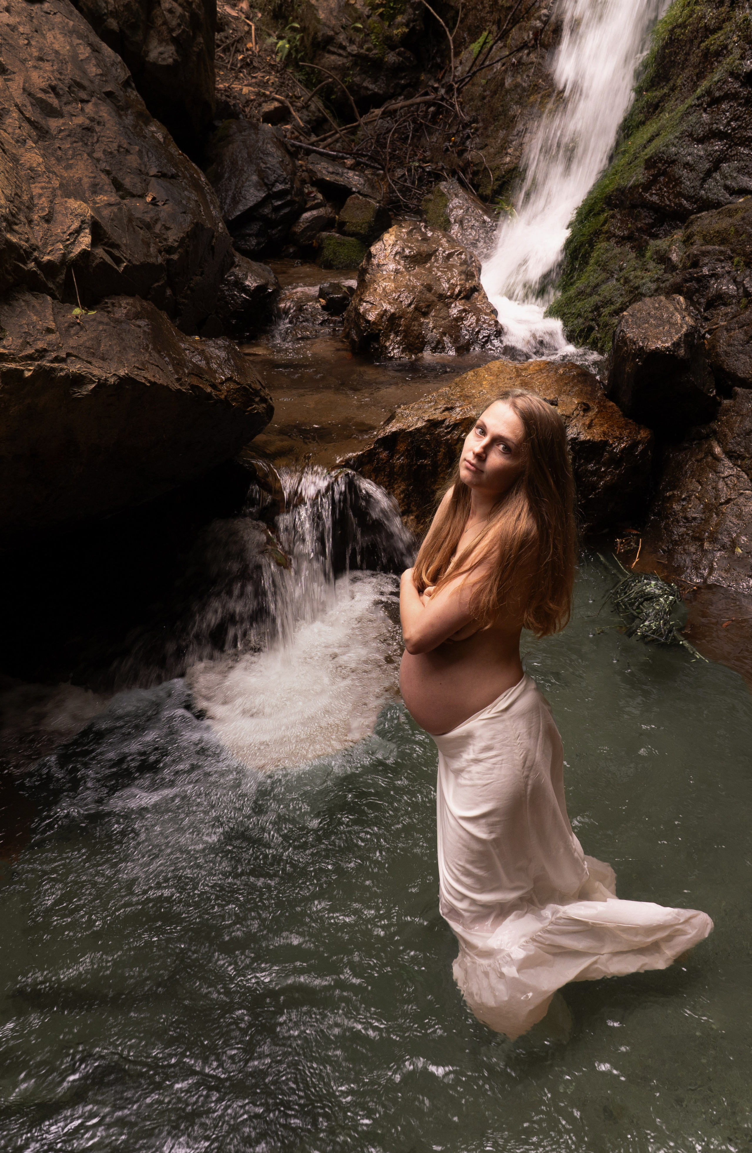 Olya y cascada / Olya and waterfall. Wedding Photographer in Barcelona and Medellin