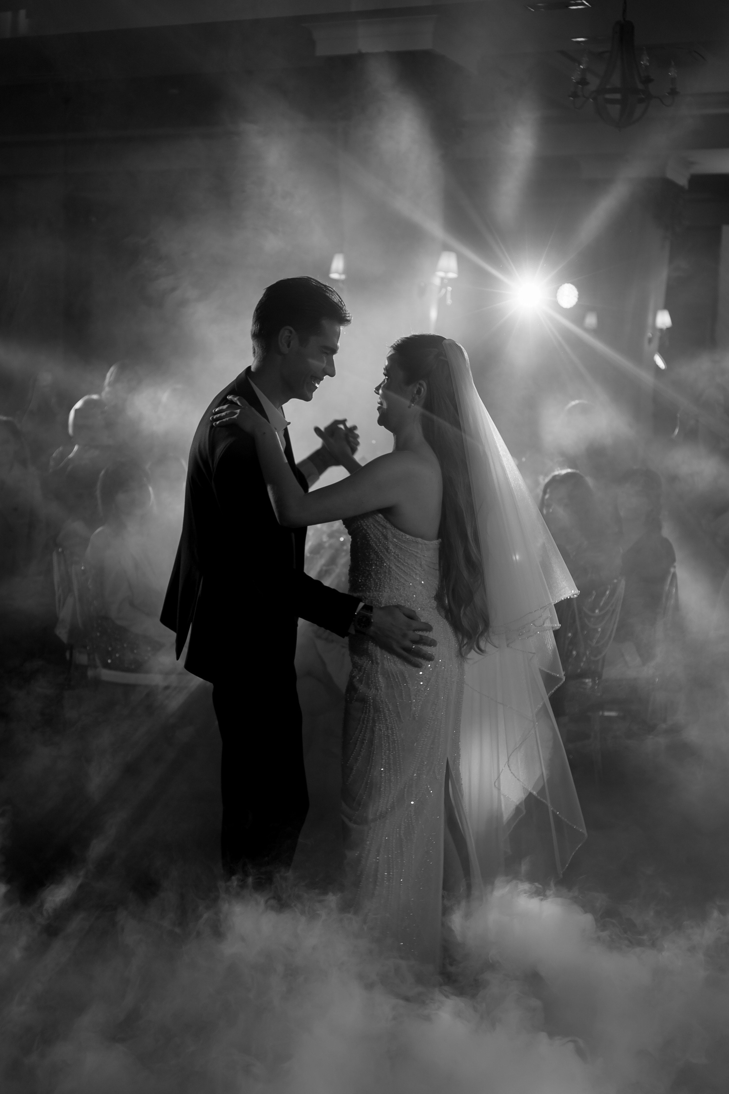 ПЕРВЫЙ ТАНЕЦ МОЛОДЫХ НА БАНКЕТЕ. ТРОГАТЕЛЬНЫЙ МОМЕНТ (СНЯТО В СИБИРЕ В НИЖНЕВАРТОВСКЕ). Профессиональный фотограф, Санкт-Петербург — Виктория Богомолова