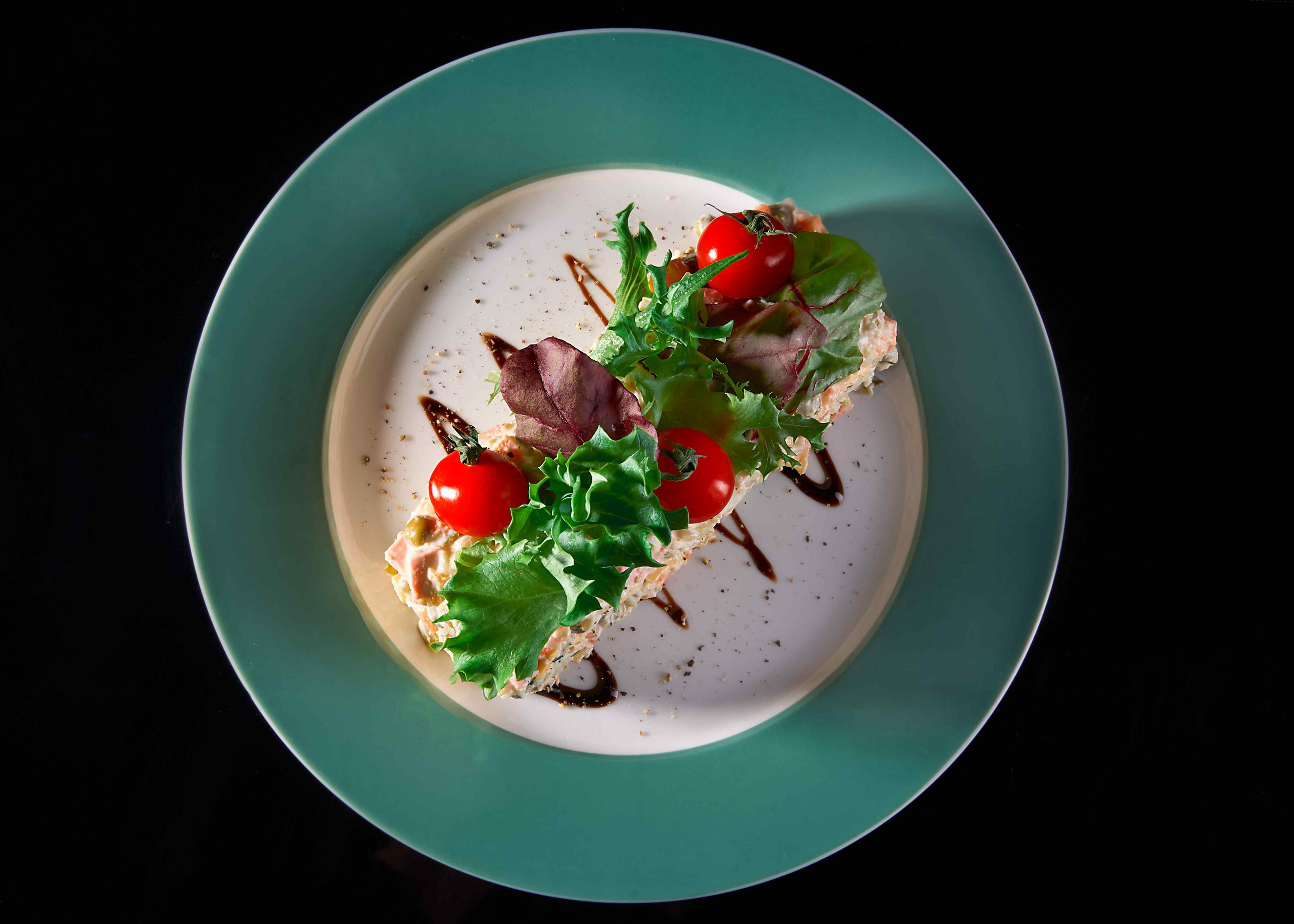 Я  фотограф. Работаю в городе Москва,