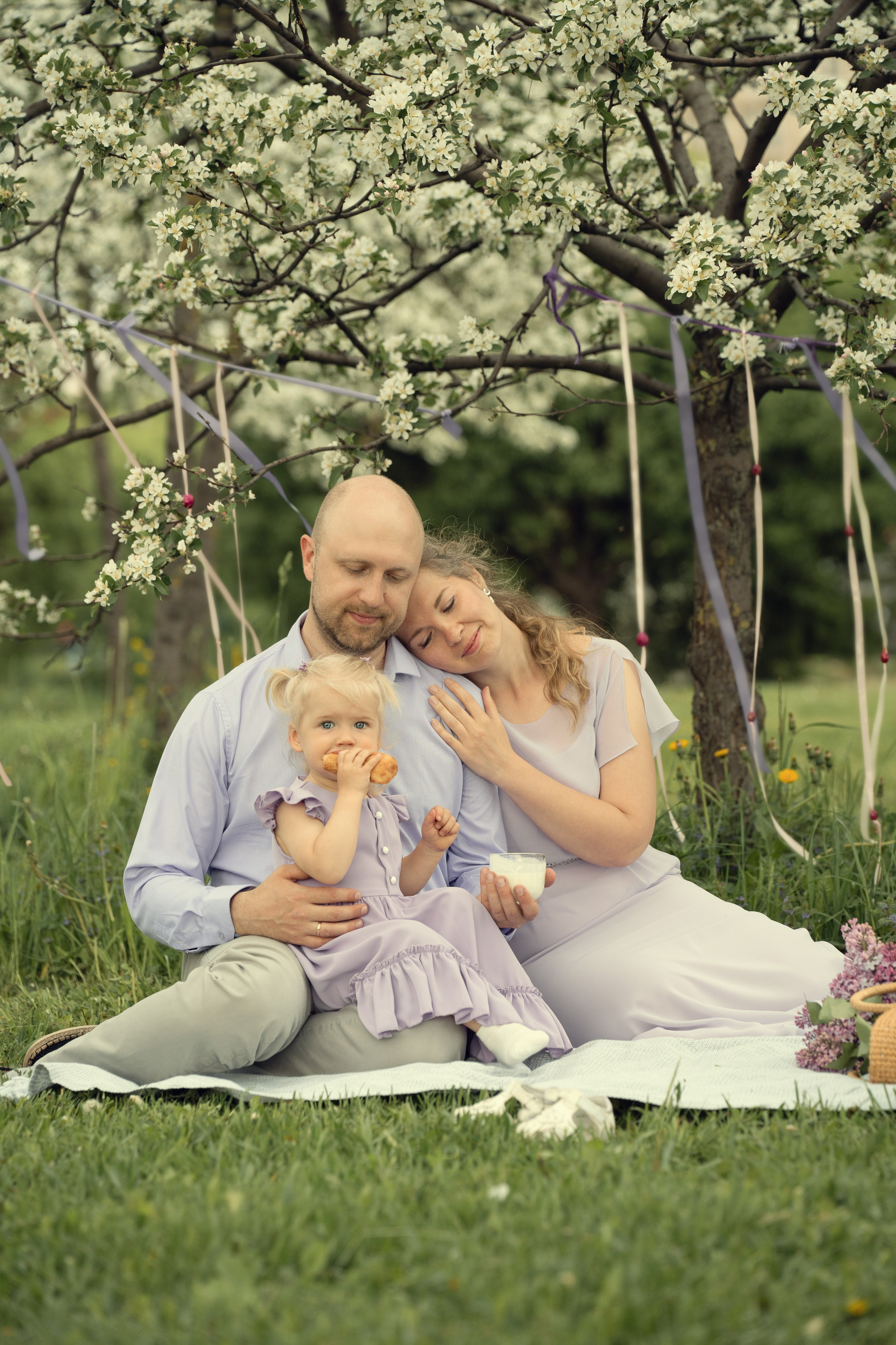 Семейная фотосессия в весеннем цветении сада