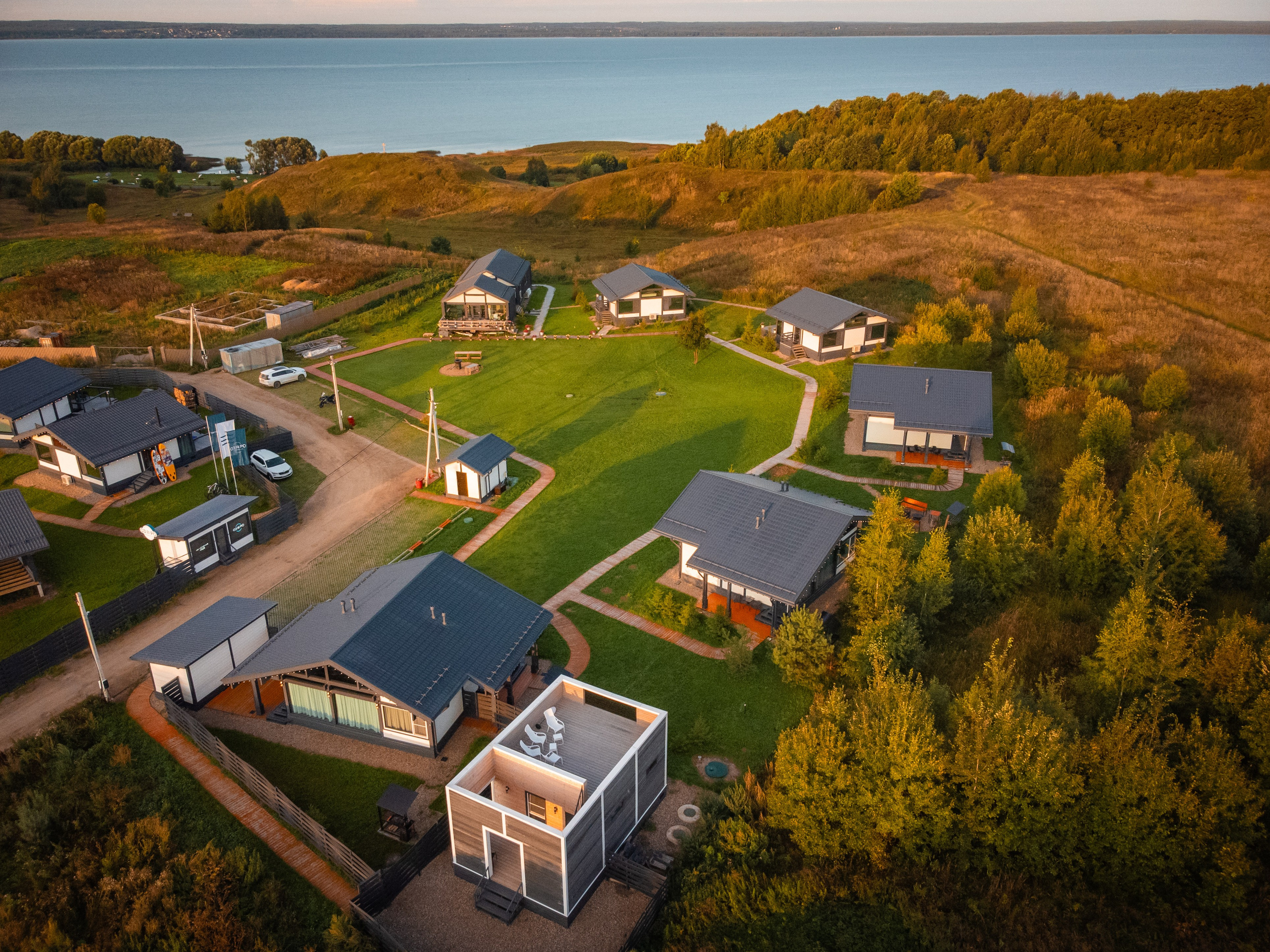 Переславль - Залесский, Загородный клуб "ОЗЕРО", Плещеево озеро, крестова гора, небо, трава, лето, утро, дом