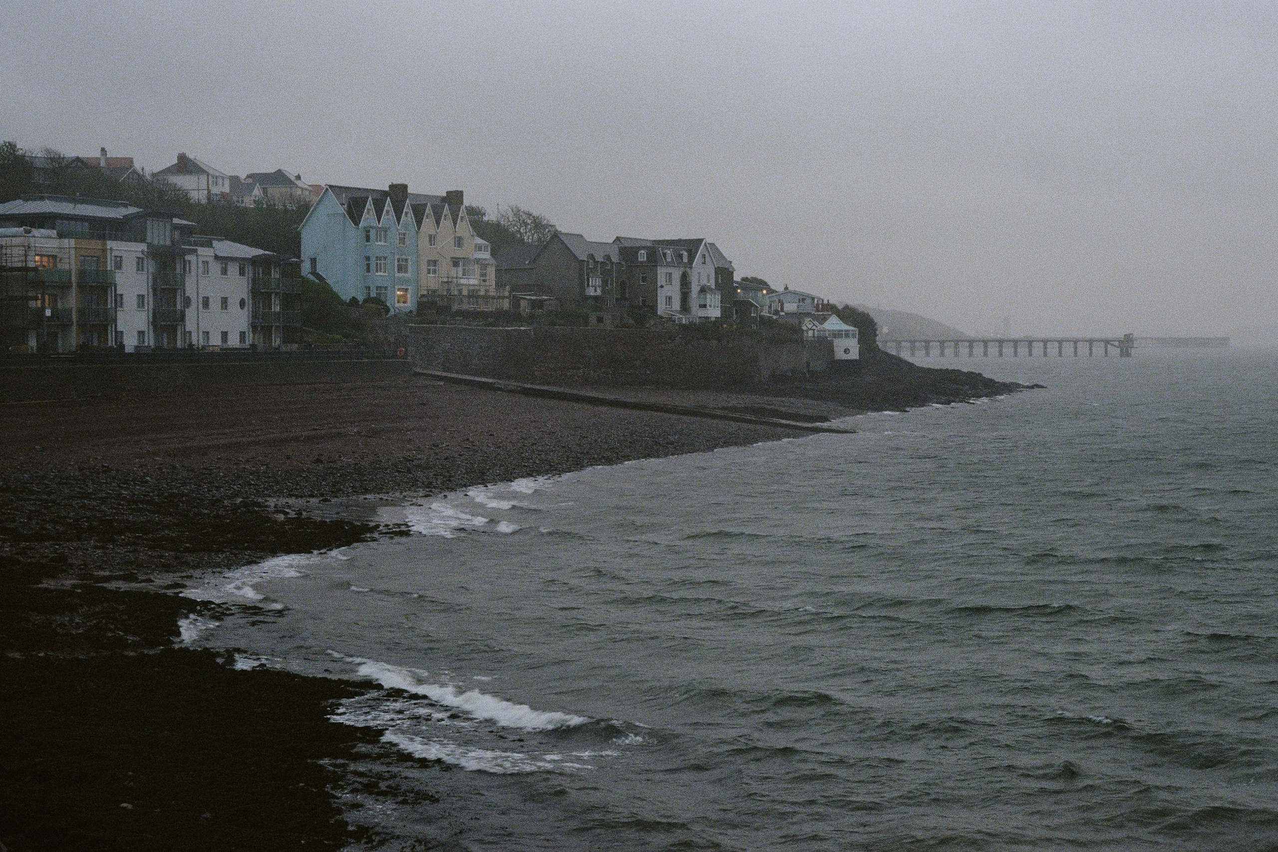 Вид на побережье города в мрачную штормовую погоду. Милфорд-Хейвен, Уэльс.