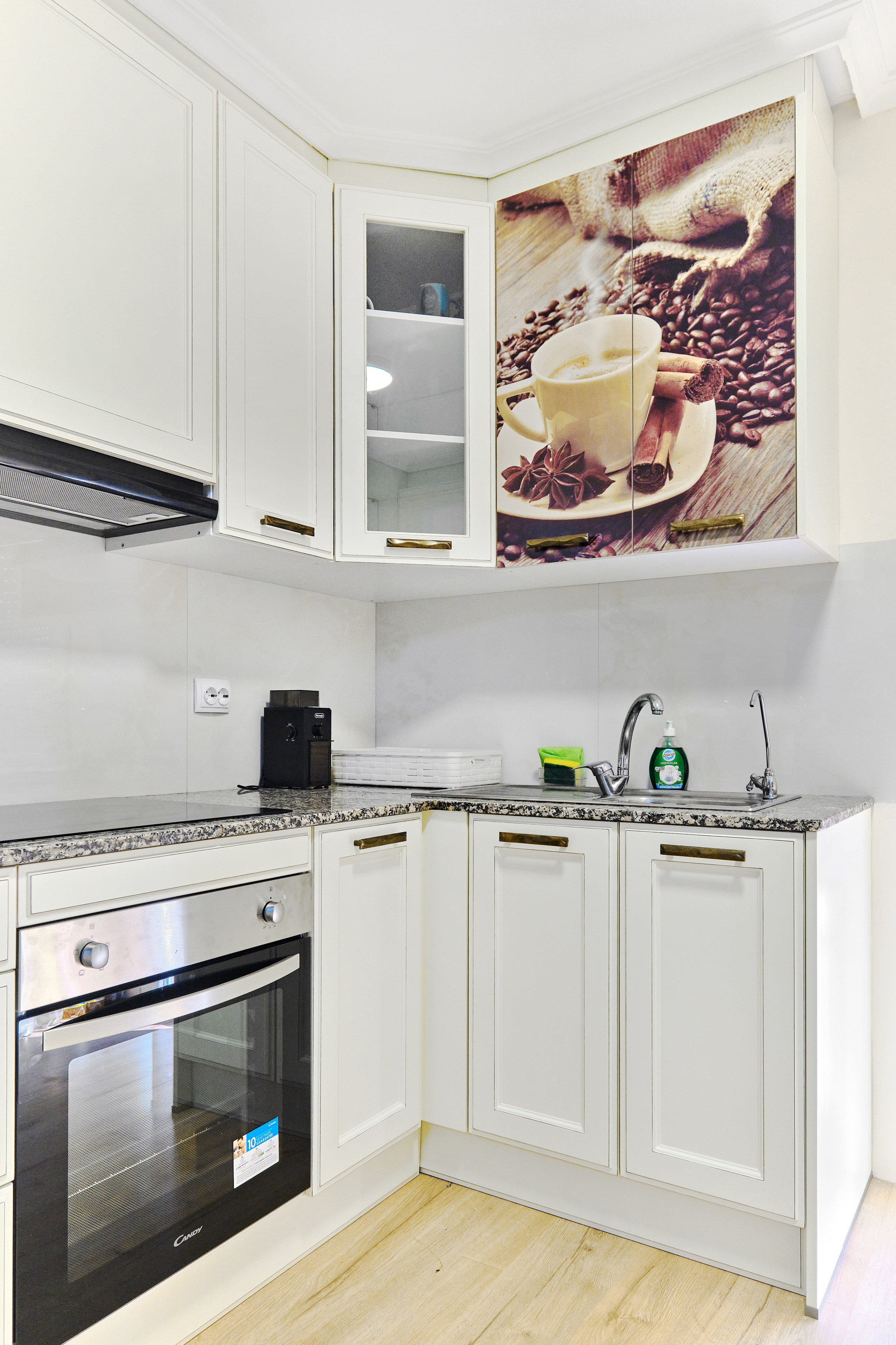 Mural artístico y graffiti en muebles de cocina en una zona residencial en España