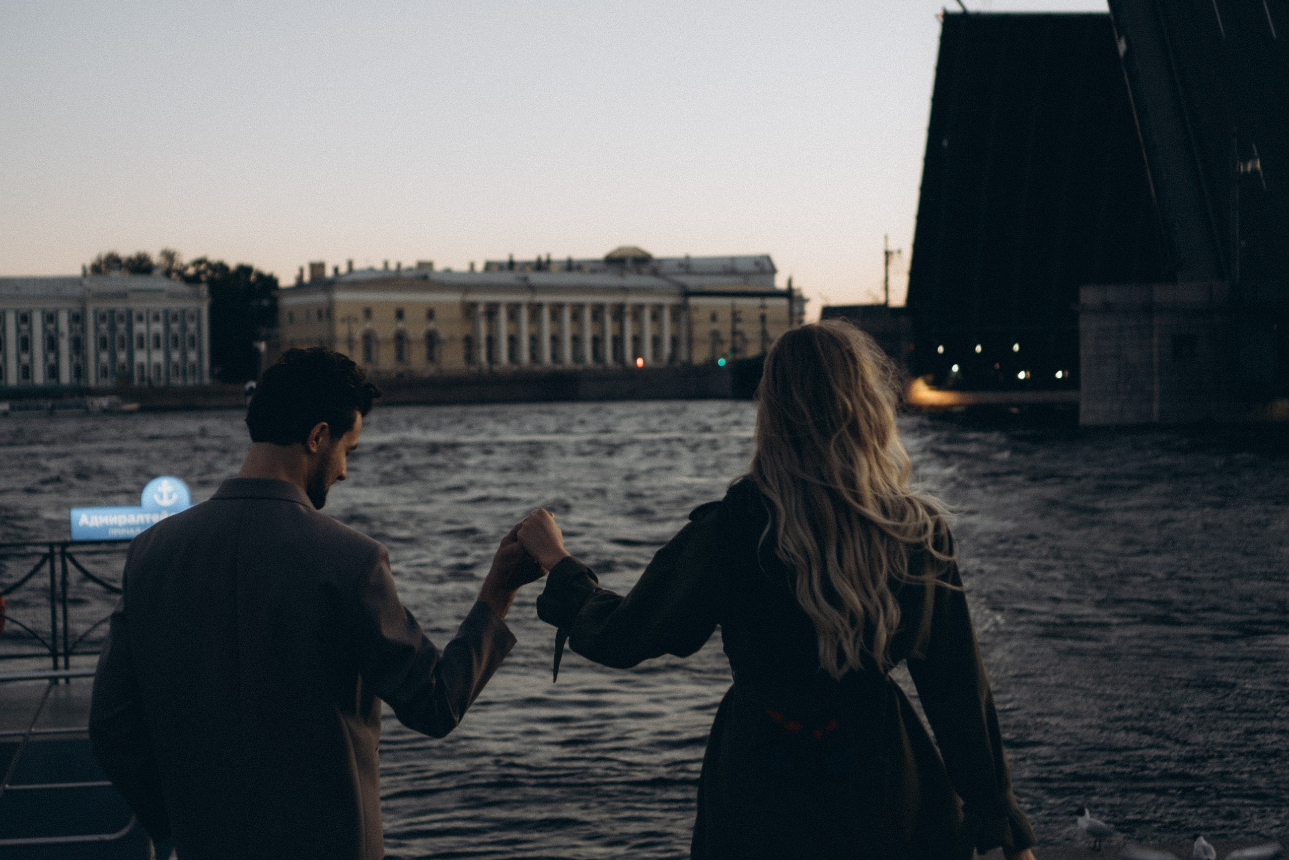 СВАДЕБНАЯ СЬЕМКА ПАРЫ НА РАССВЕТЕ В БЕЛЫЕ НОЧИ И ПРОГУЛКА С РАЗВОДНЫМИ МОСТАМИ И ПИКНИК ВОЗЛЕ ИСАКИЕВСКОГО СОБОРА. Профессиональный фотограф, Санкт-Петербург — Виктория Богомолова