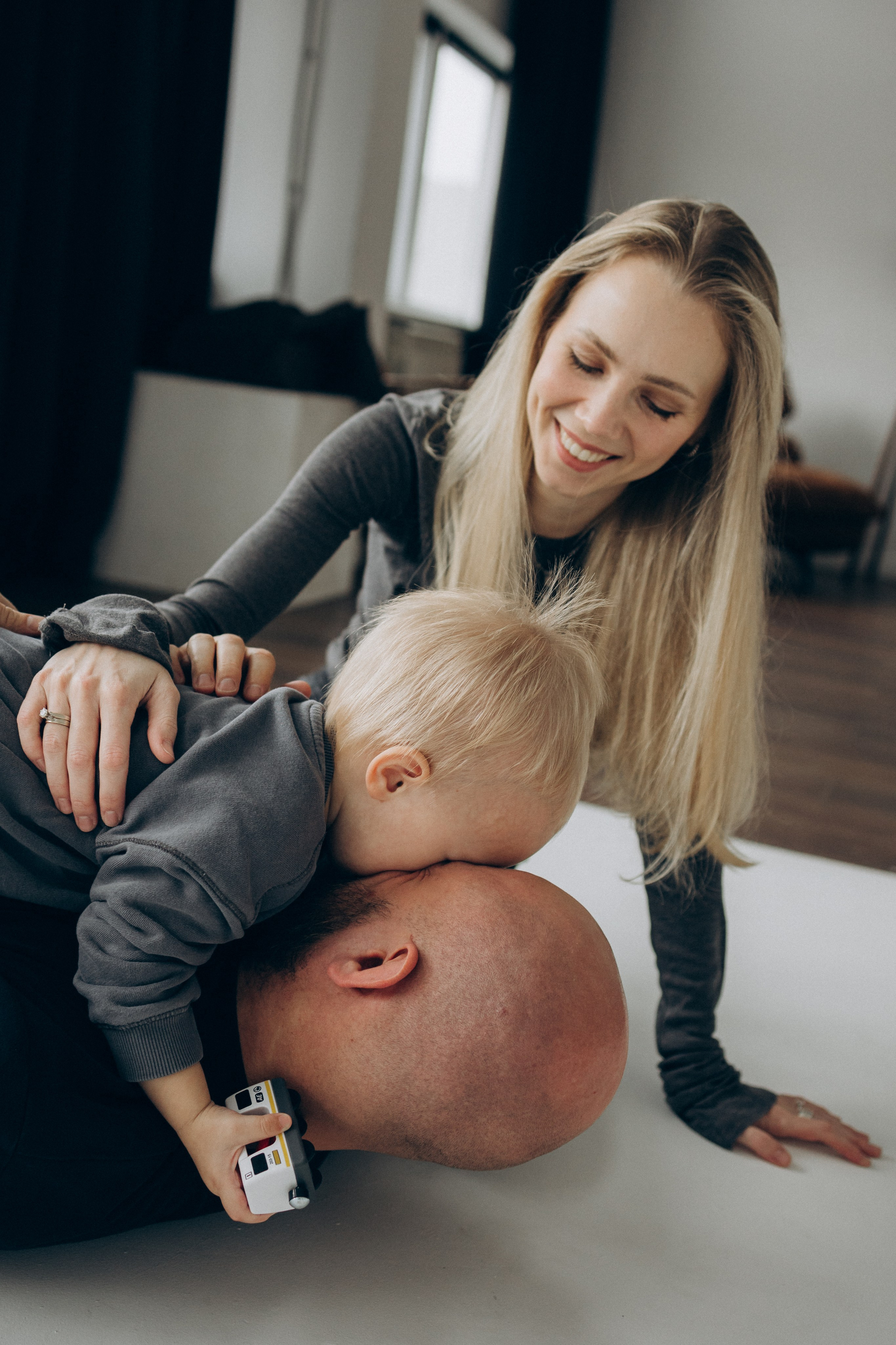 Семейная фотосессия Москва, семейный фотограф в Москве, семейная фотосессия, детский фотограф, семейная фотосессия в студии, семейная фотосессия с сыновьями