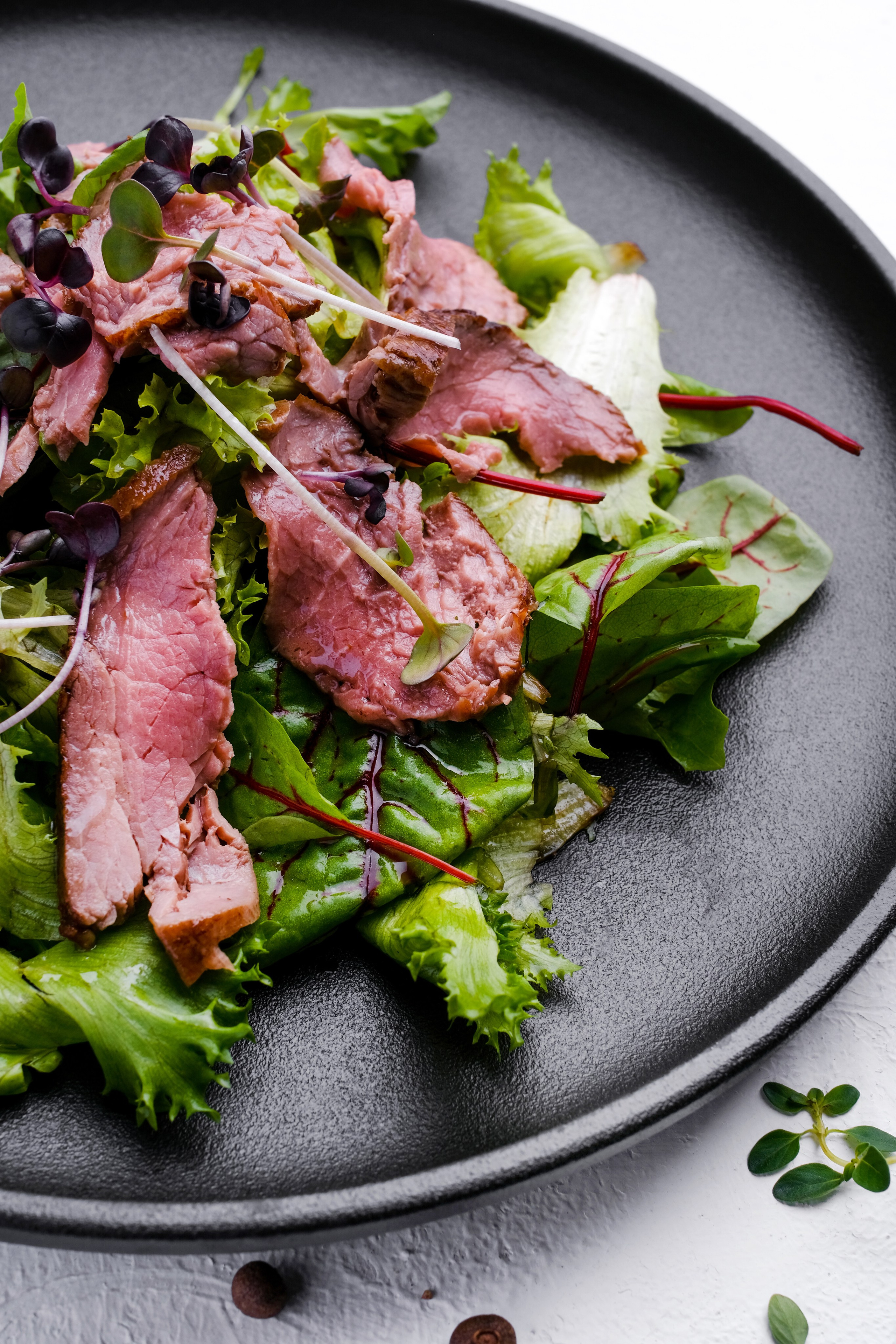 Фотография тарелки с салатом с вяленым мясом 