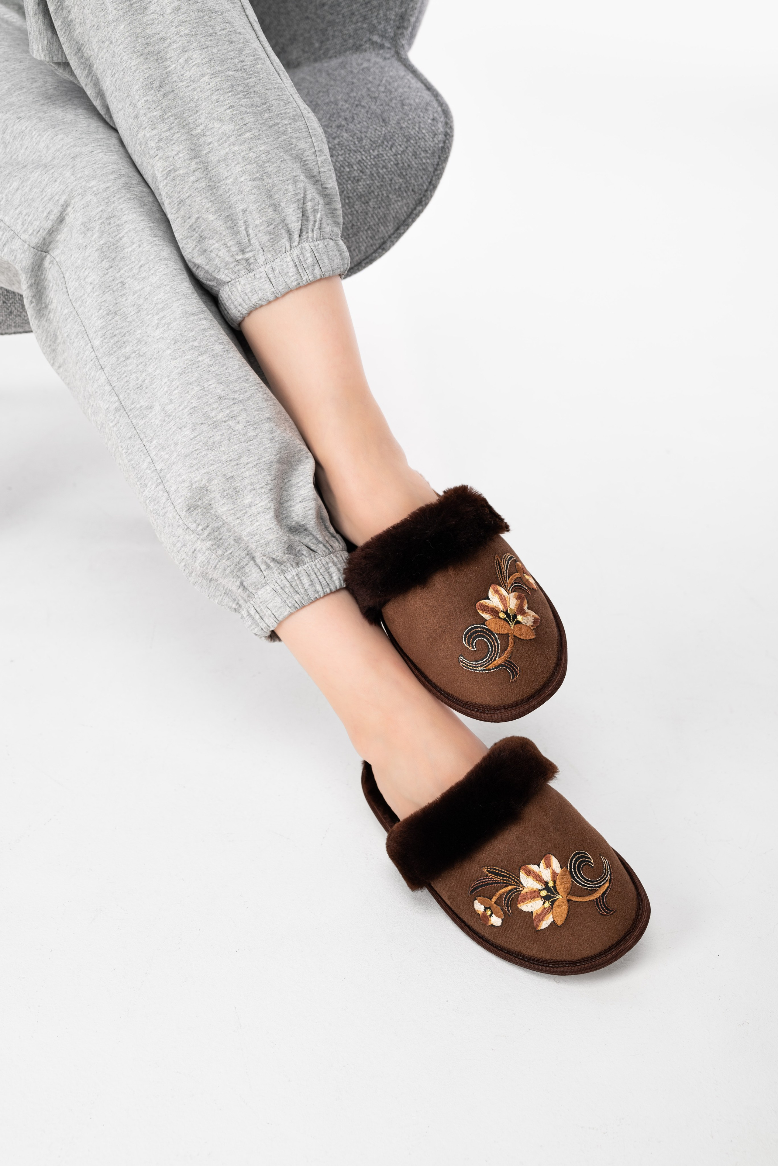 Тапочки и чуни. Предметный фотограф, фото для маркетплейсов Пятигорск, КМВ