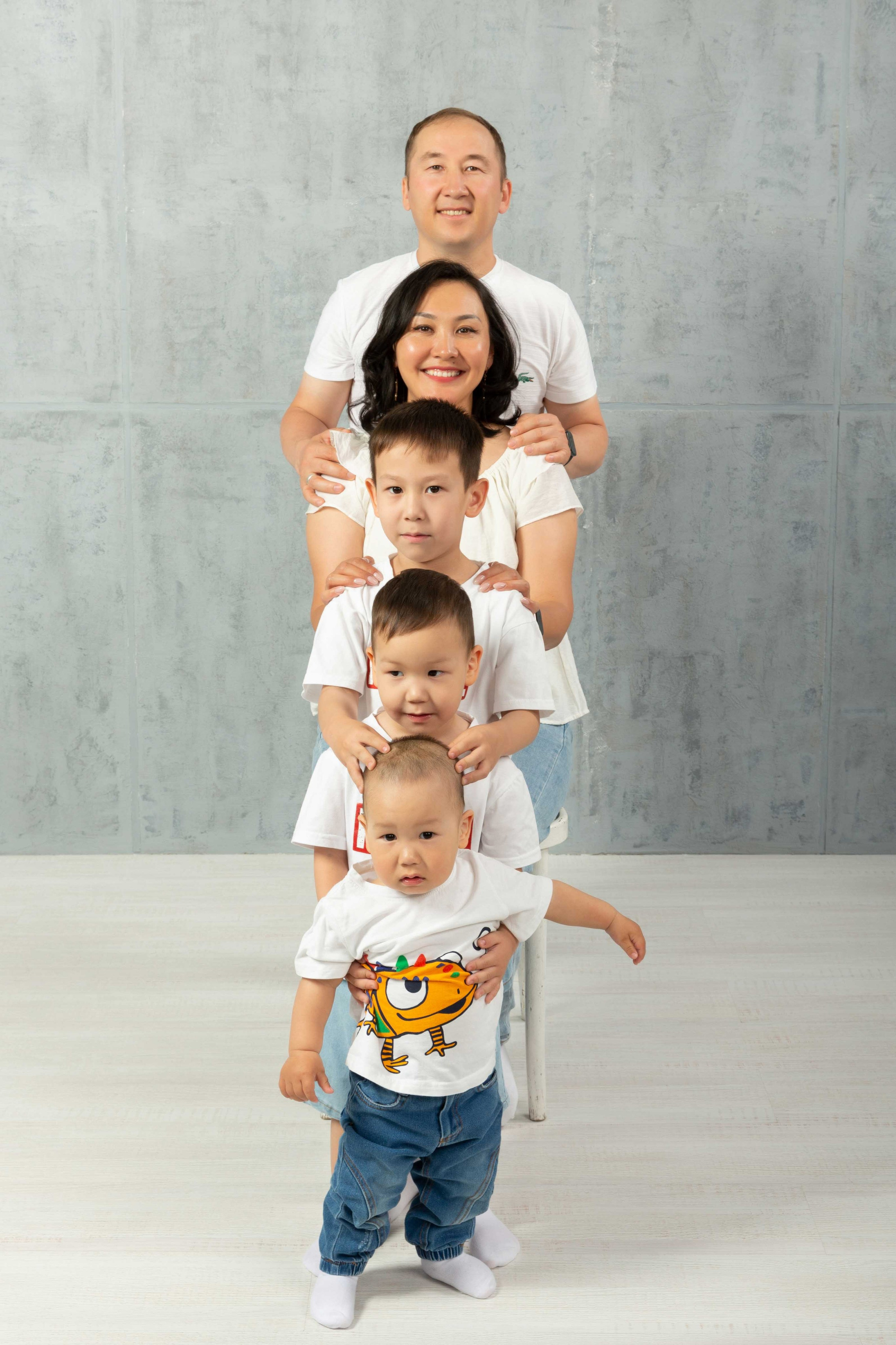 Данагуль и семья. Фотостудия Алматы. Семейная и детская фотостудия Family studio.Фотограф Алматы