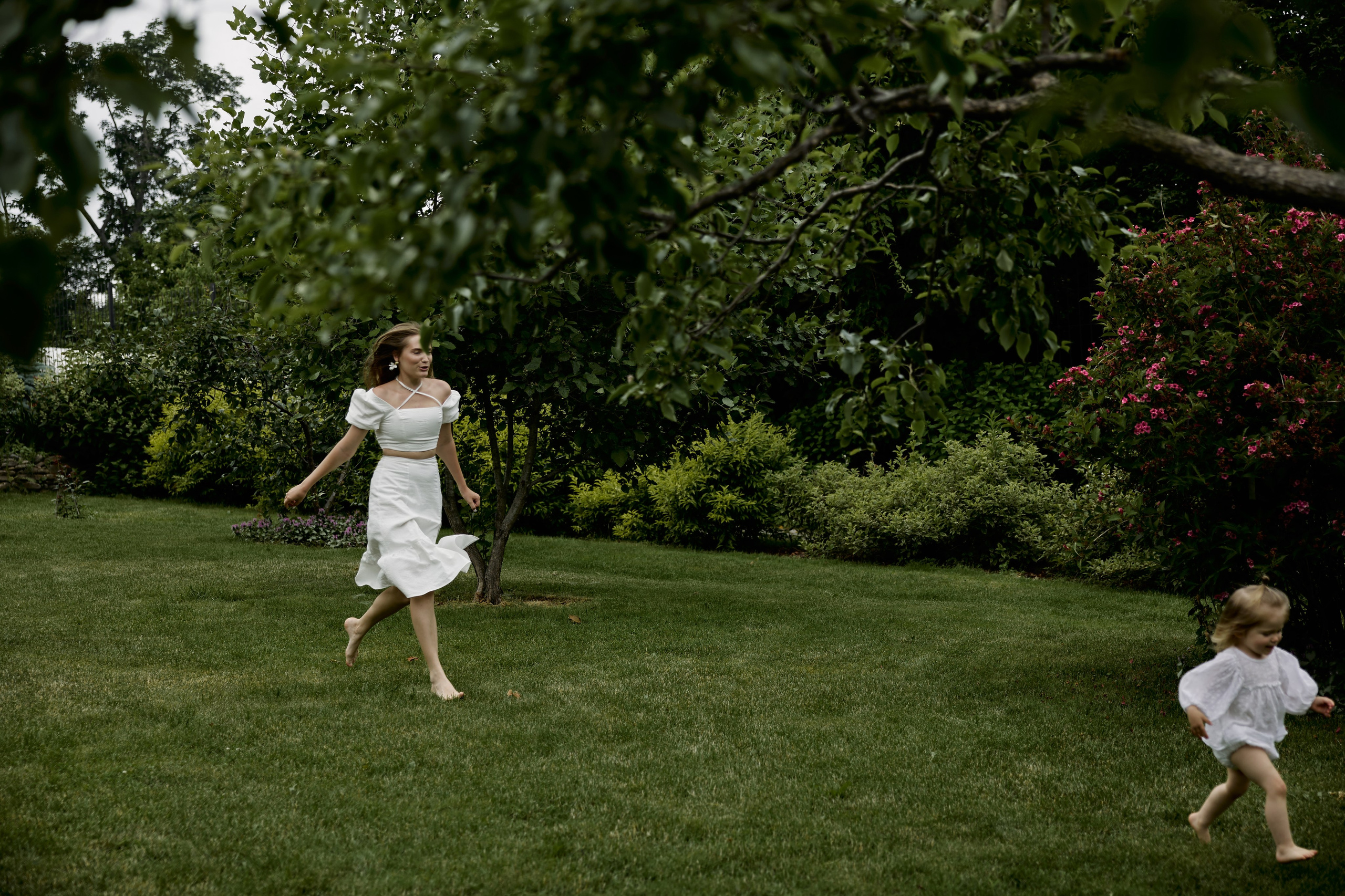 Прогулка в саду. Семейный фотограф и фотограф беременности во Владивостоке