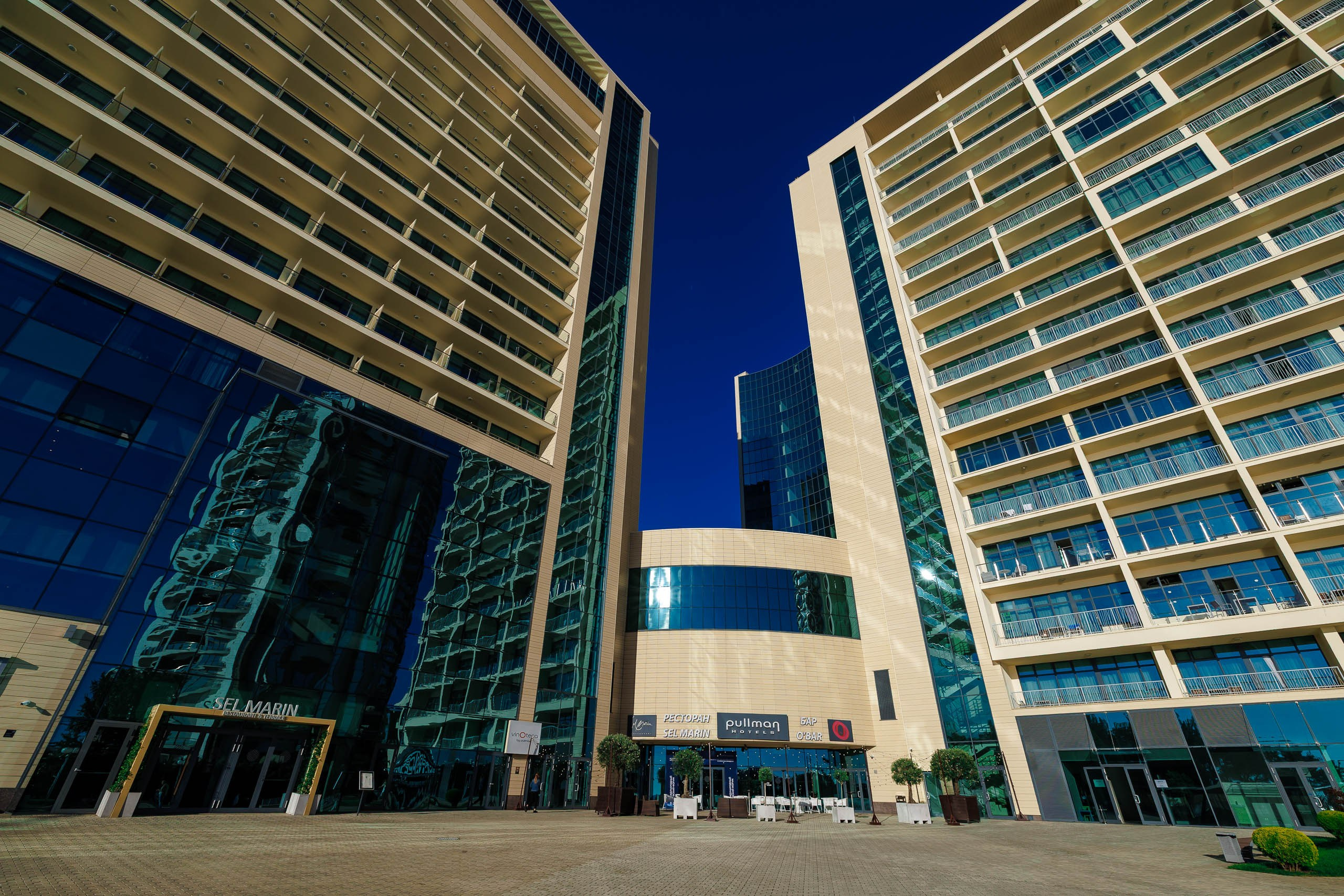 Выступление о тренах в банковской индустрии, участники прислушиваются к докладу форума