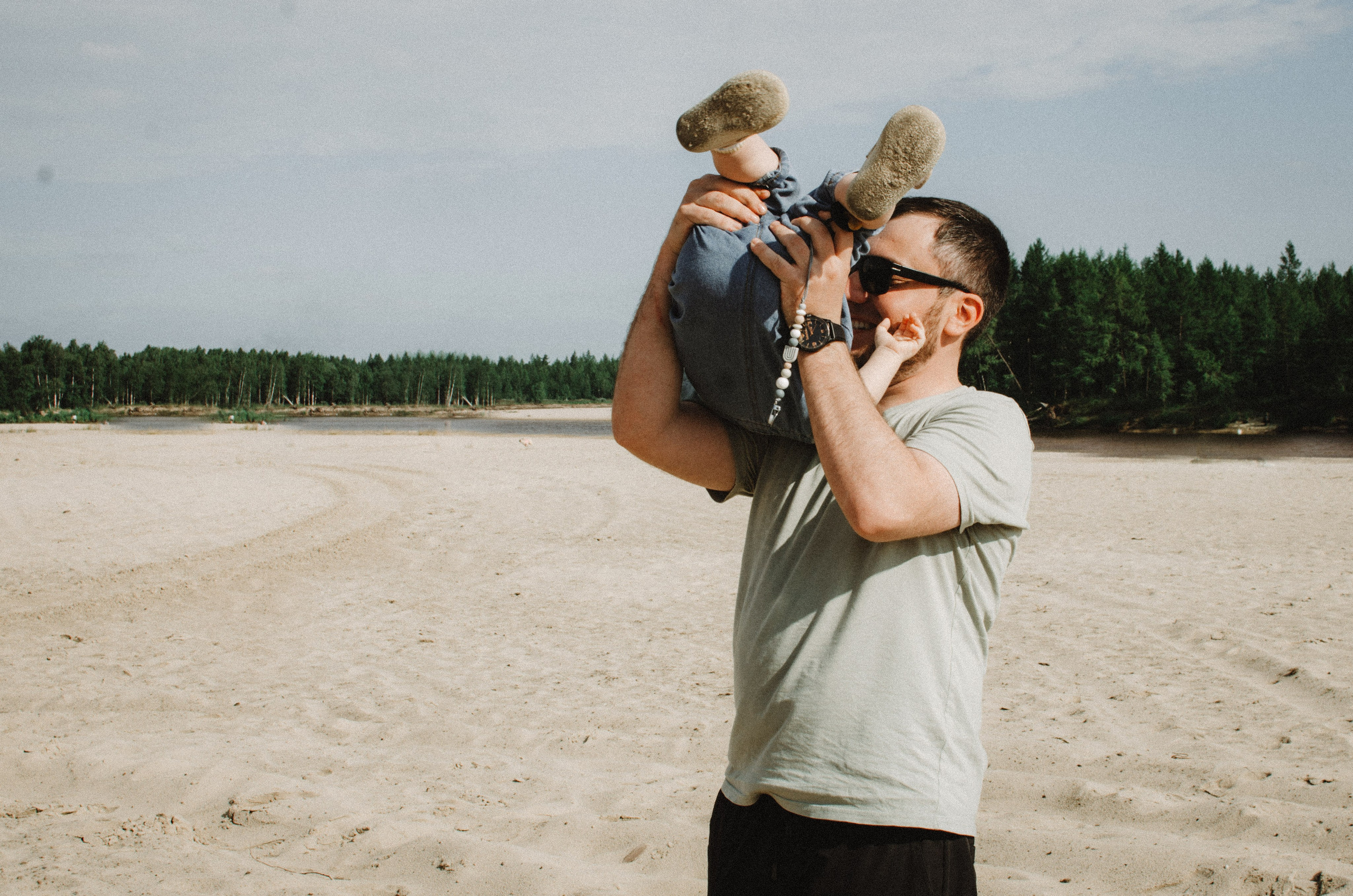 Адам с папой на пляже
