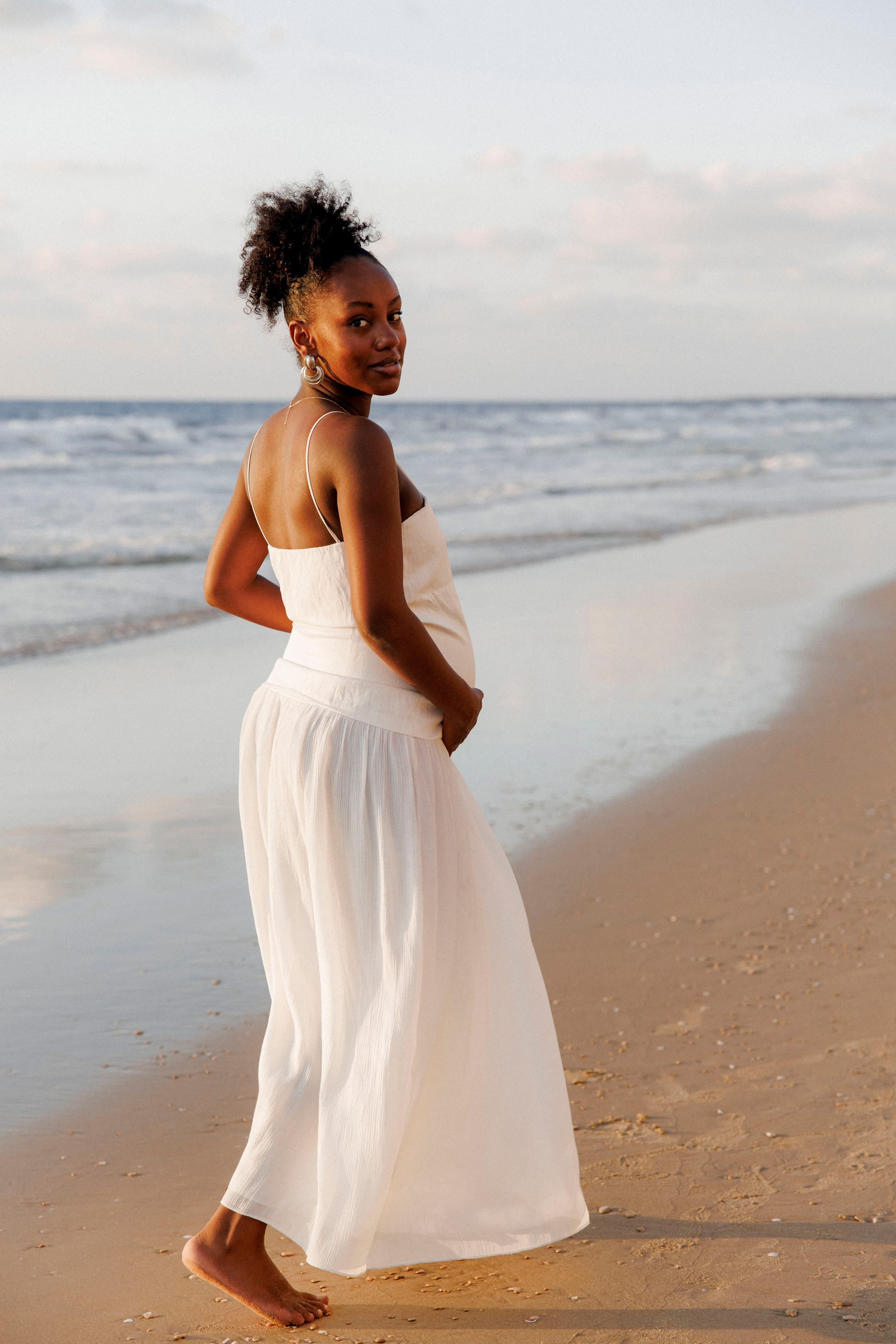 Pregnancy photoshoot near the sea. Главная