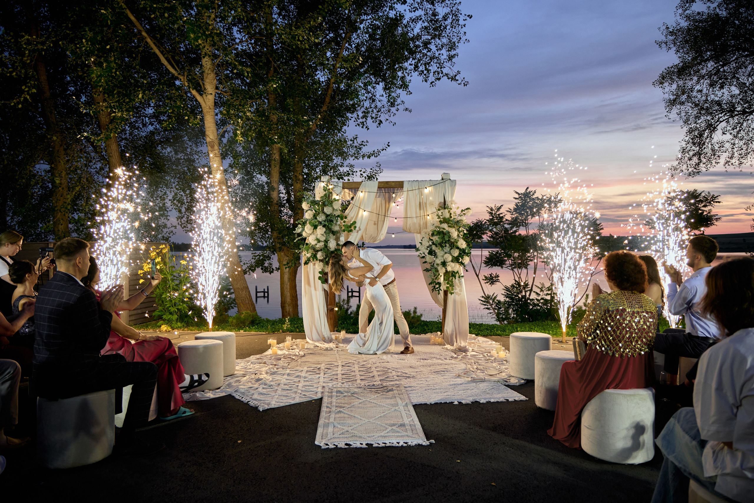 Свадебный фотограф в Самаре Дмитрий Иванов. Поцелуй молодоженов на выездной регистрации на фоне салюта.