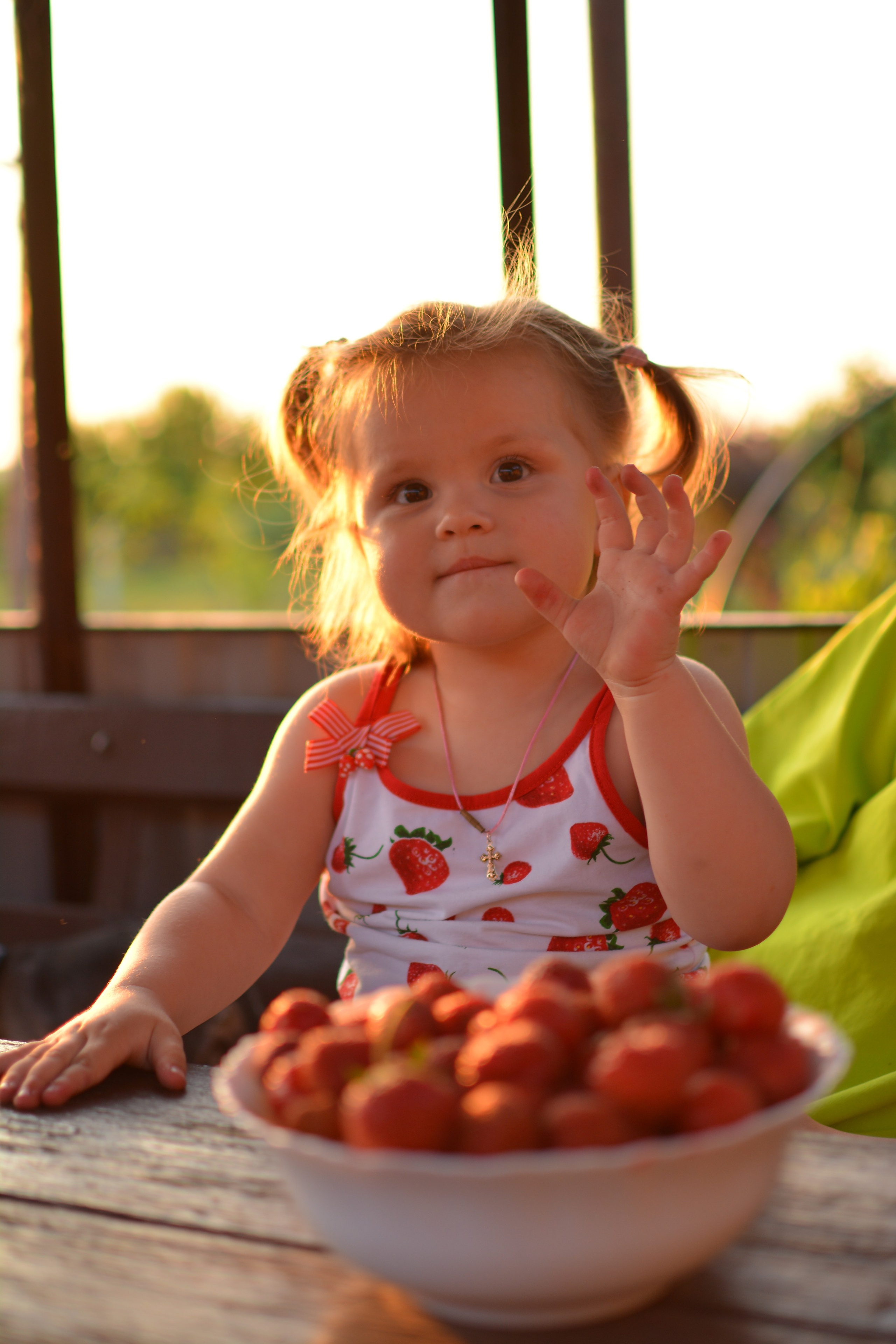 Полина с клубникой. Семейный и детский фотограф в городе Грязи Олеся Огурцова