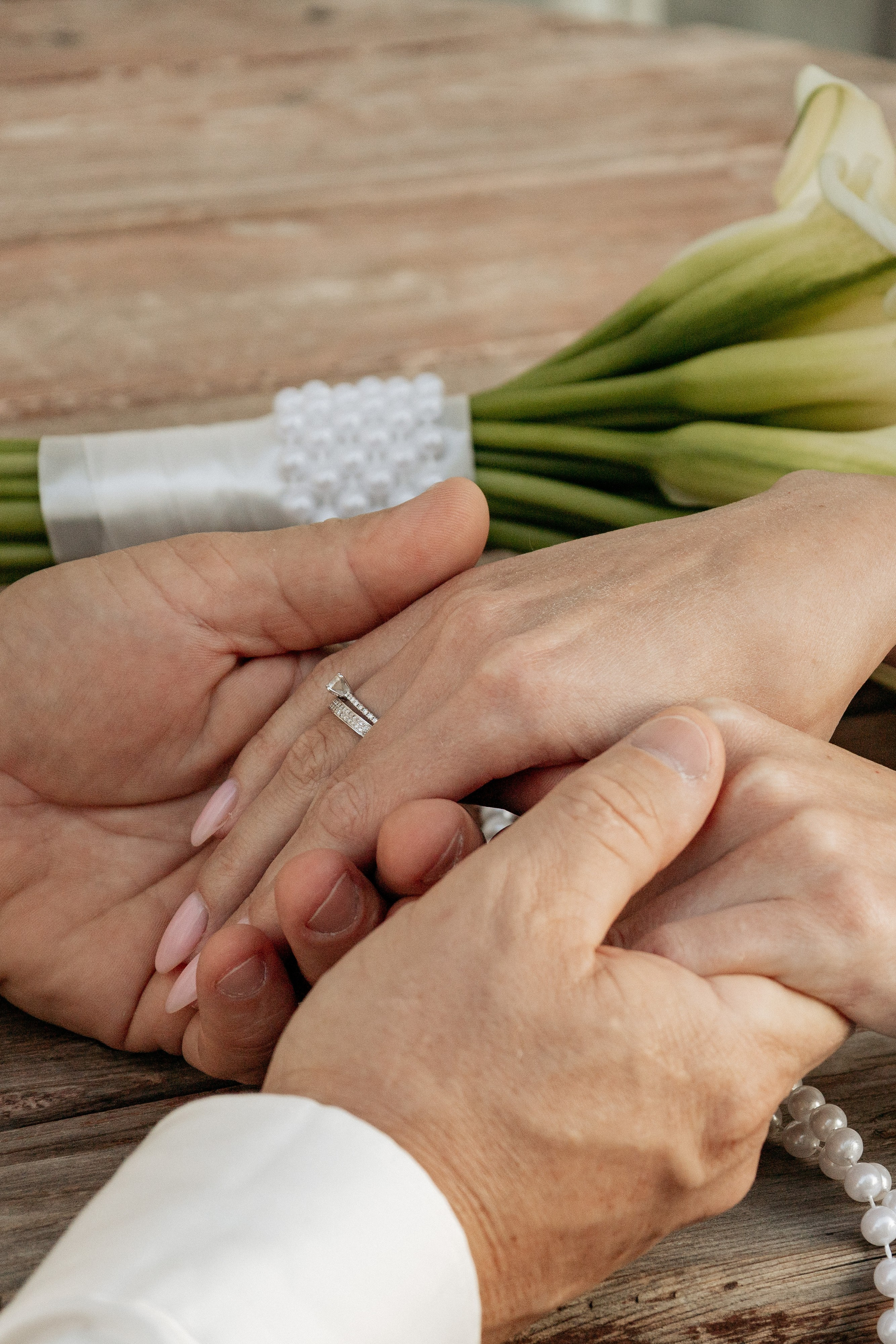 Жених целует руку невесте на берегу озера Абрау