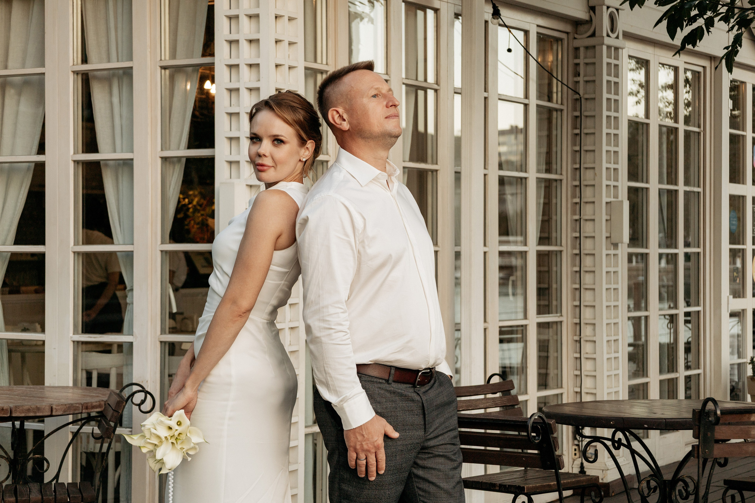 Романтические объятия на фоне зеленого парка