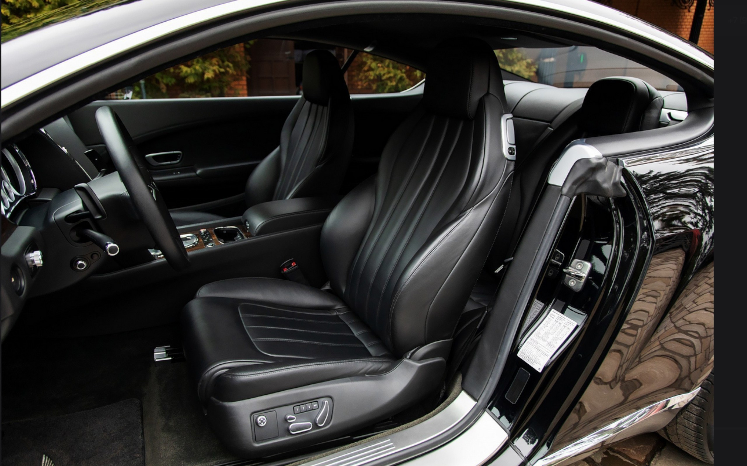 Автомобили. Видеосъемка и фотосъемка свадеб. Фотограф и оператор на свадьбу. Видеосъемка подкастов, собственная видео-фотостудии. Предметная фотосъемка