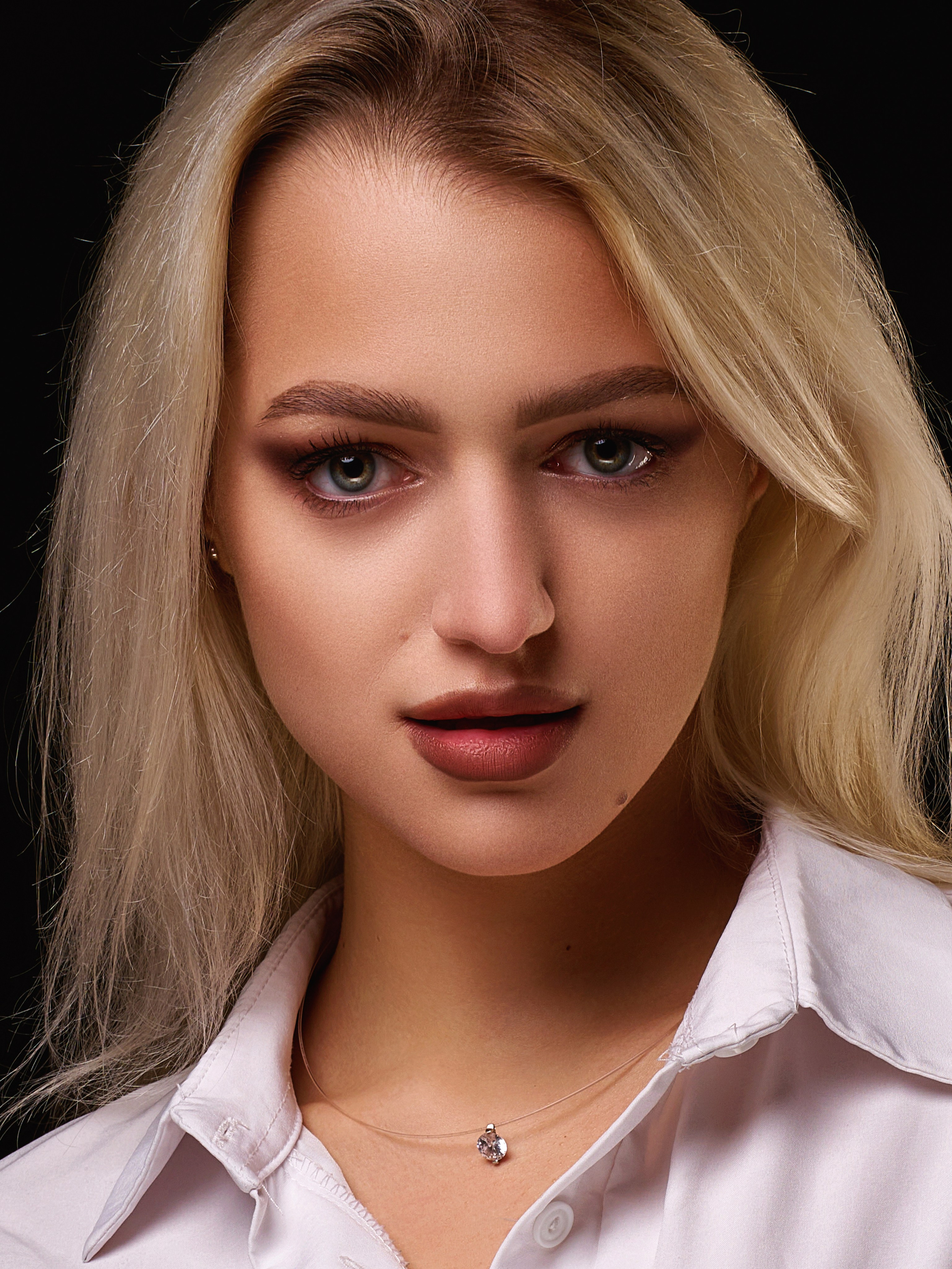 портрет девушки блондинки на чёрном фоне