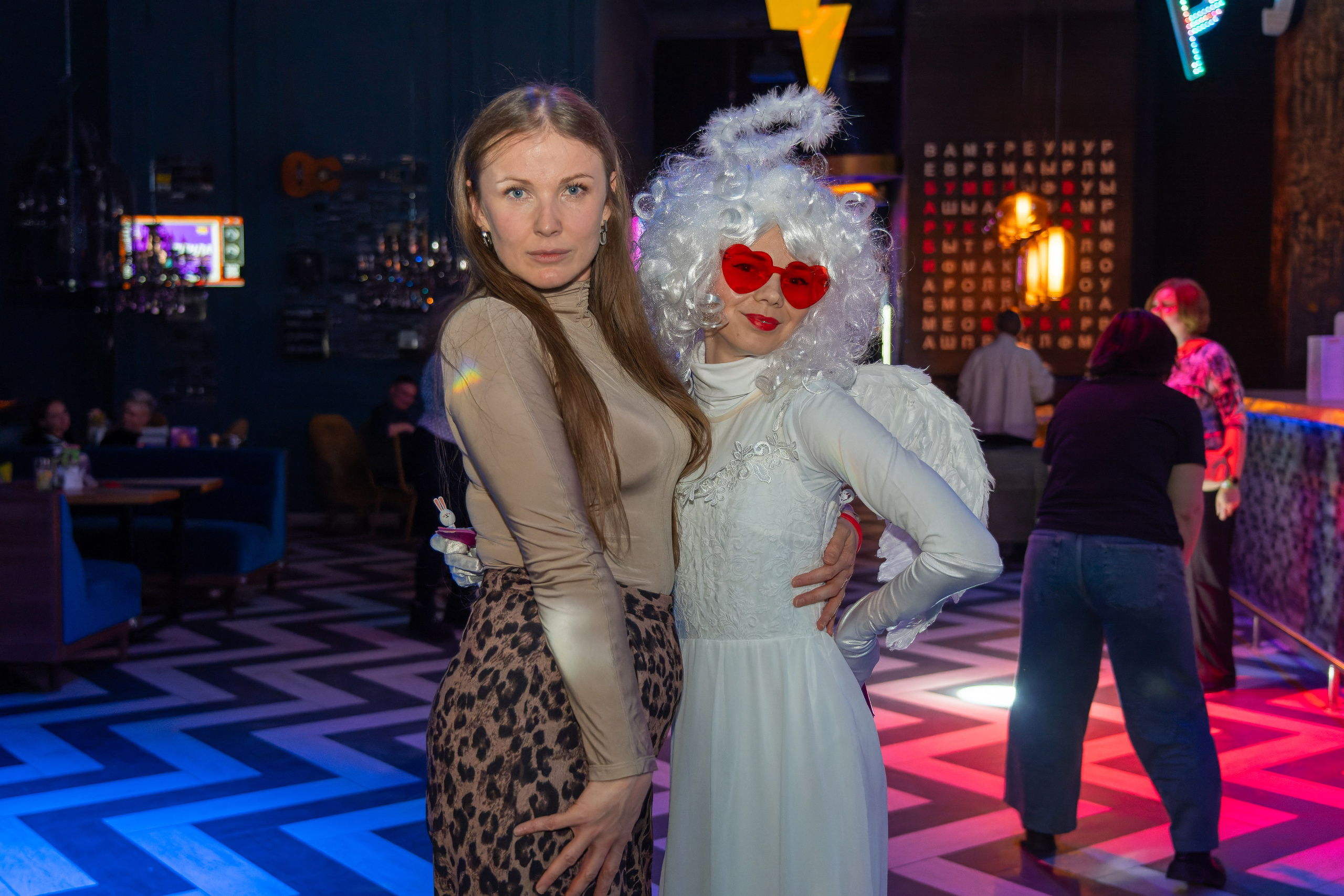 Съёмка в клубе, бар руки вверх, клубная фотосессия. «Студия DRONAVT`s» — видеосъёмка и фотография г. Москва