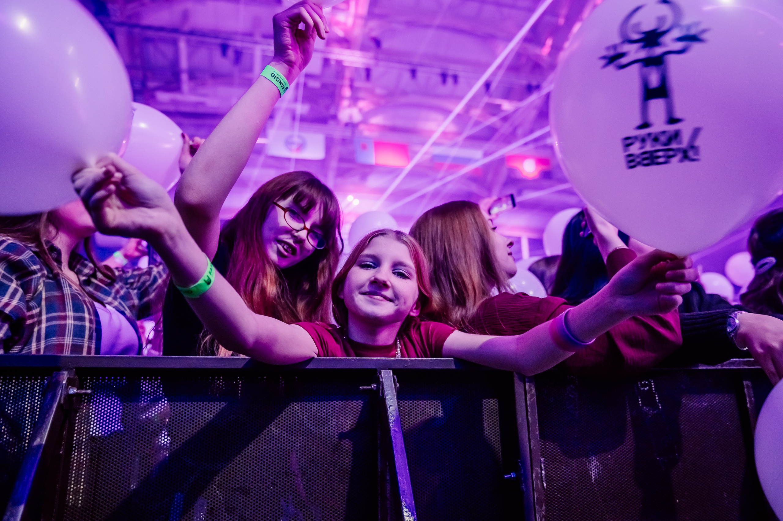 Руки вверх в Ледовом Дворце 15.11.2025. Детский фотограф, семейный фотограф и репортажи в Кемерово