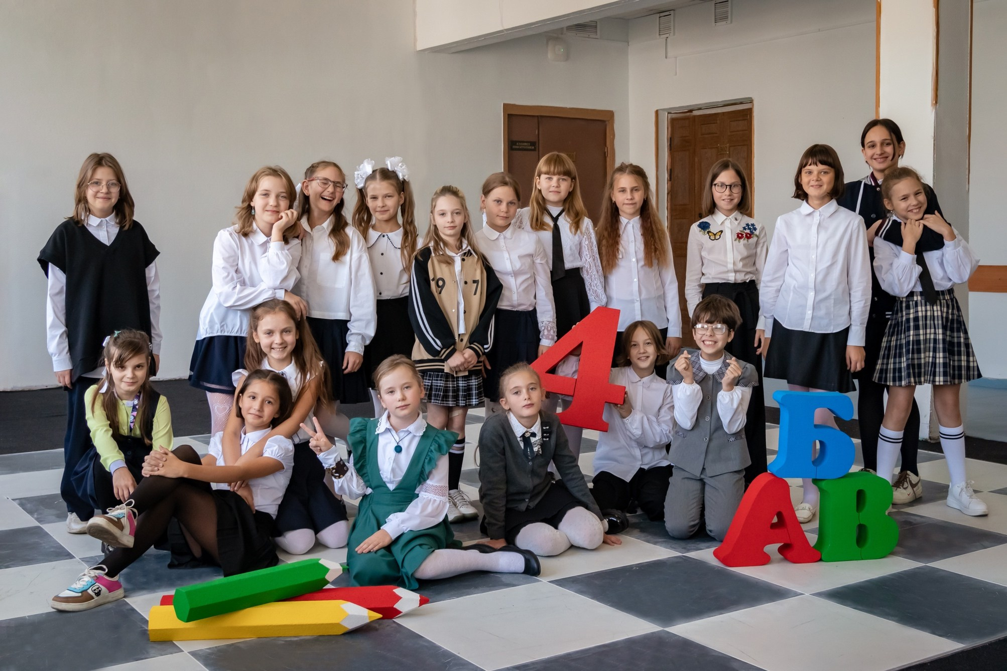 Выпускники начальной школы. Семейный фотограф Варвара Сорока в городе Москве