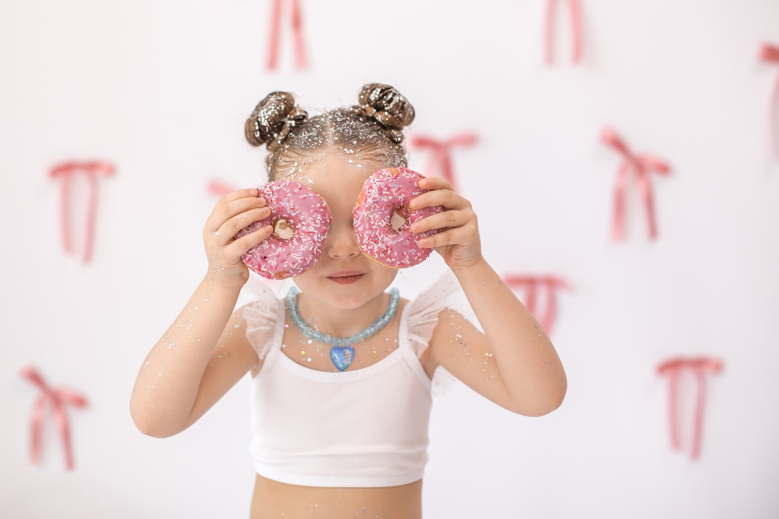 День рождение от 4 до 18 лет (на белом фоне). Детский семейный фотограф на первый годик город Новосибирск Дымова Светлана пакеты всё включено 1-3 года
