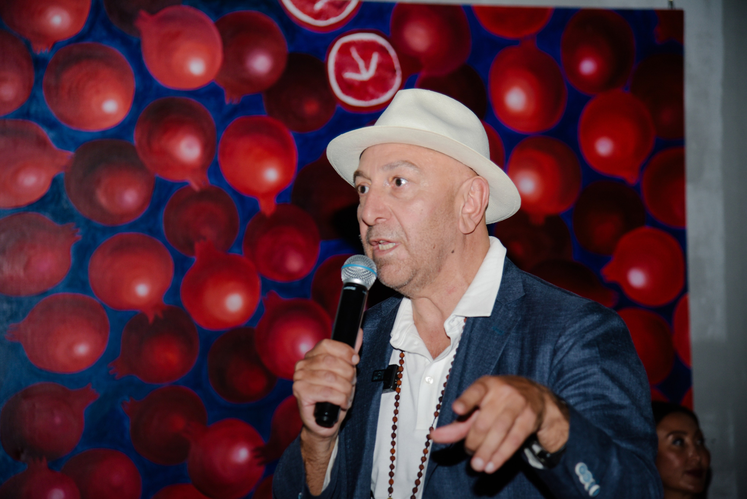 Александр Дильбази Игра взглядов в гранатовом саду. Фотограф Лола Волна, город Москва