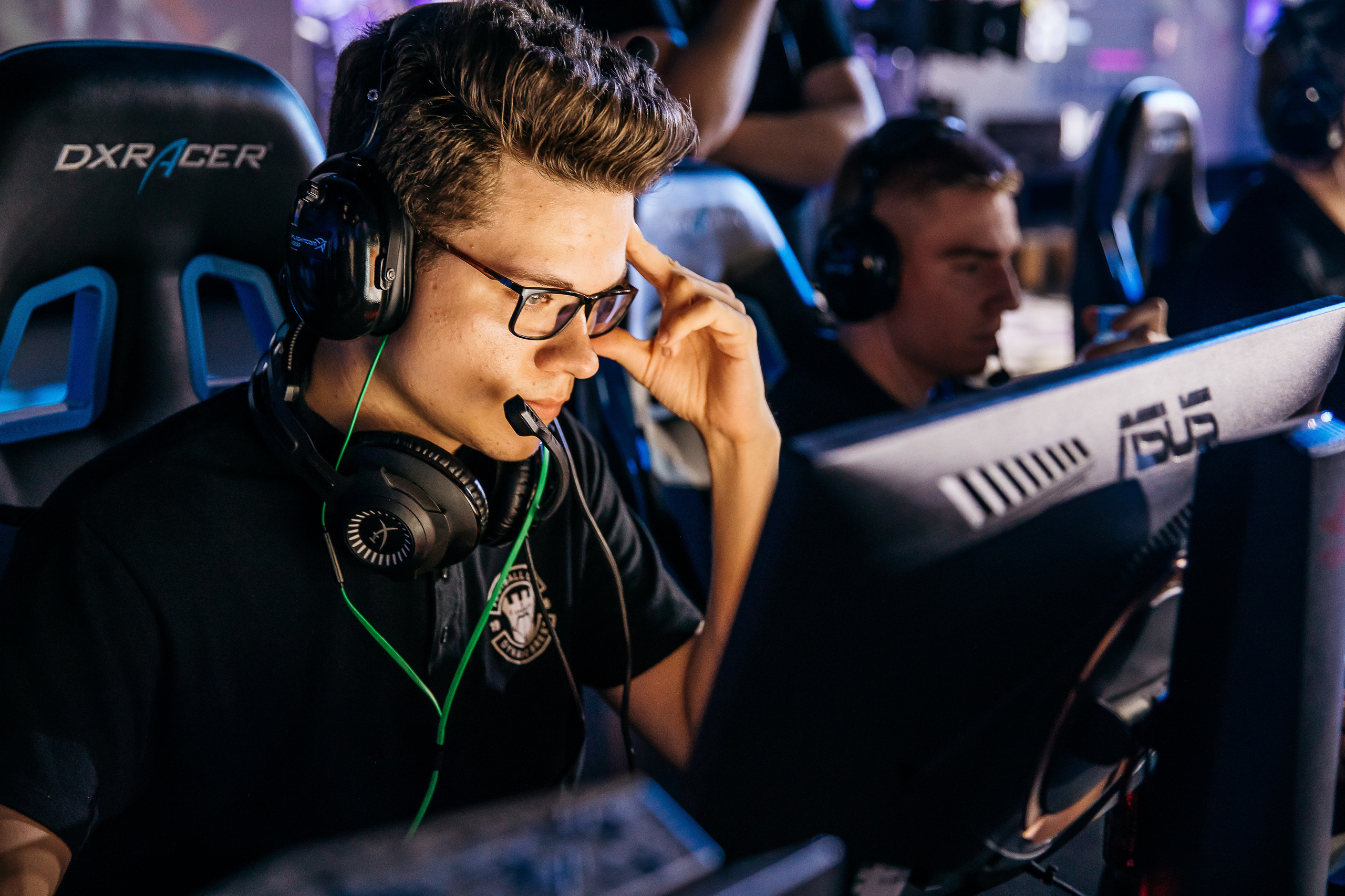 кибер спортсмен играет в компьютер на чемпионате