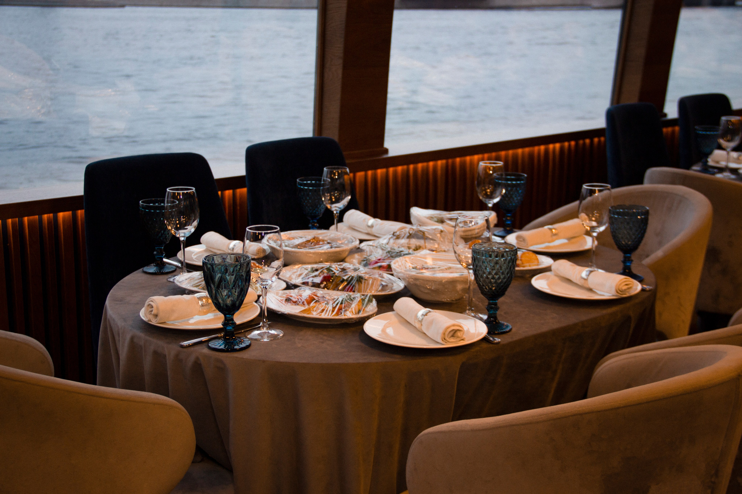 Съемка для сайта аренды катеров в Санкт-Петербурге, подготовка к свадебной прогулке по рекам и каналам. Фотограф в Санкт-Петербурге Смирнова Диана