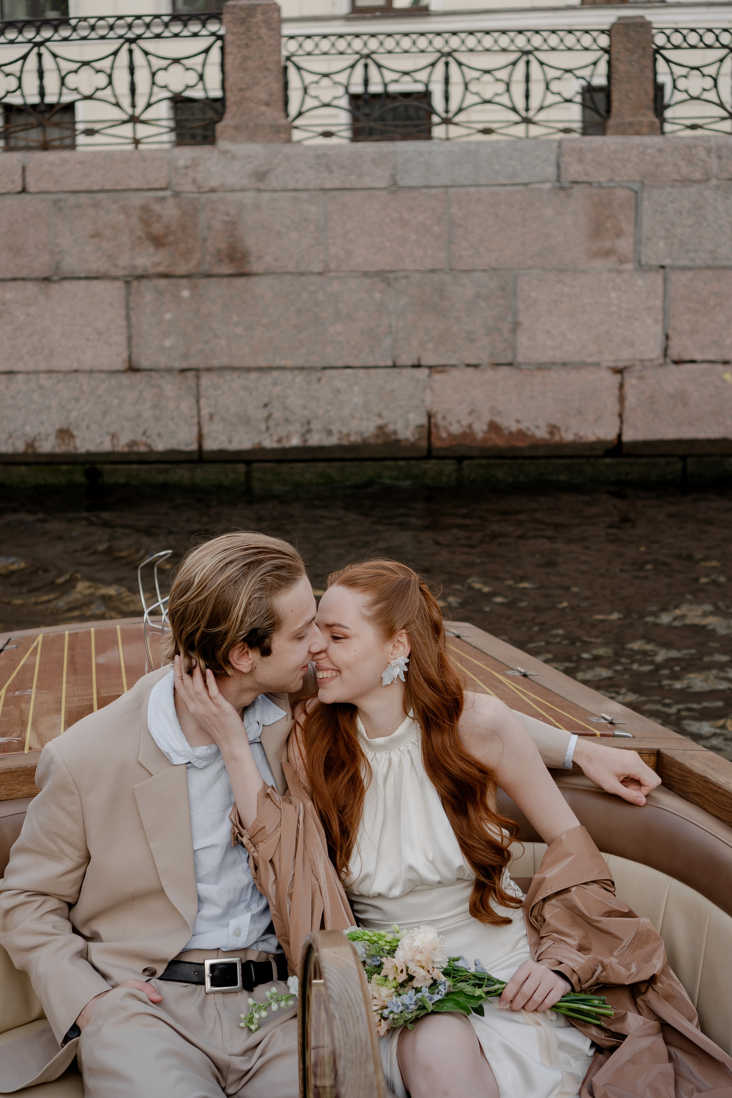 СВАДЕНБНАЯ СЬЕМКА НА КАТЕРЕ ПО КАНАЛАМ САНКТ-ПЕТЕРБУРГА И В АКВАТОРИИ НЕВЫ. Профессиональный фотограф, Санкт-Петербург — Виктория Богомолова