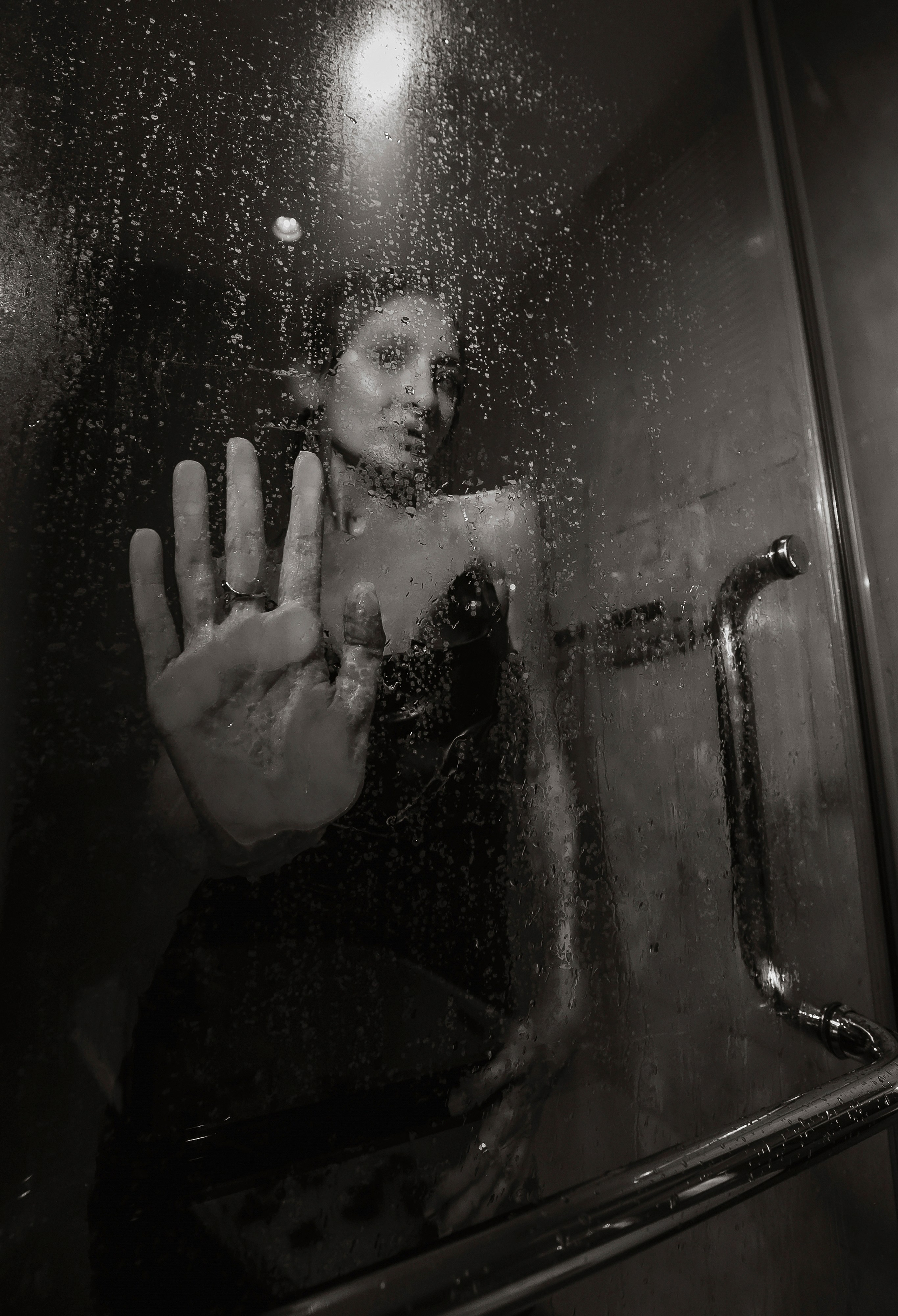 Художественный портрет модели с профессиональным светом и дымкой