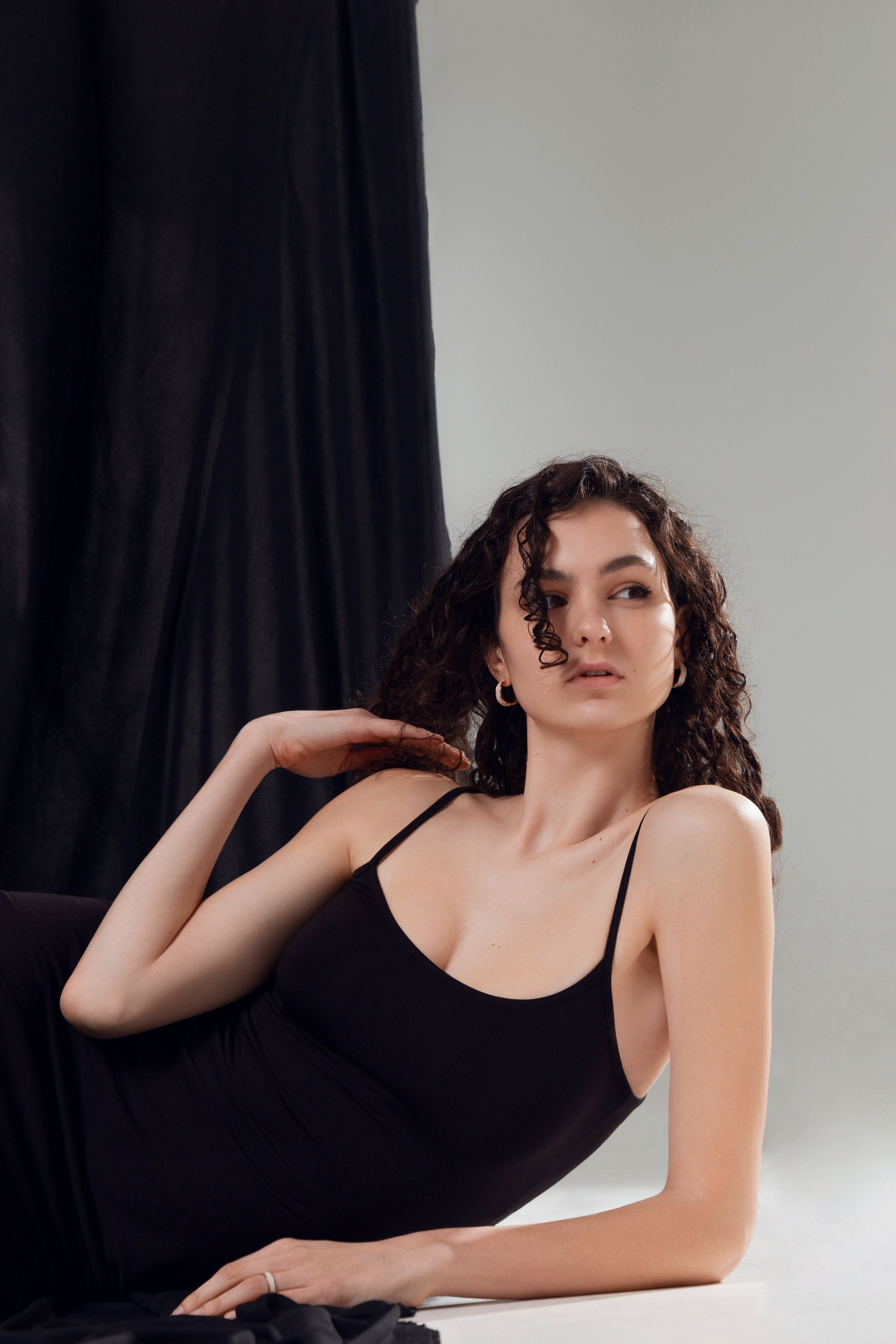 Студийная фотосессия в чёрной гамме — спокойный образ и мягкий свет