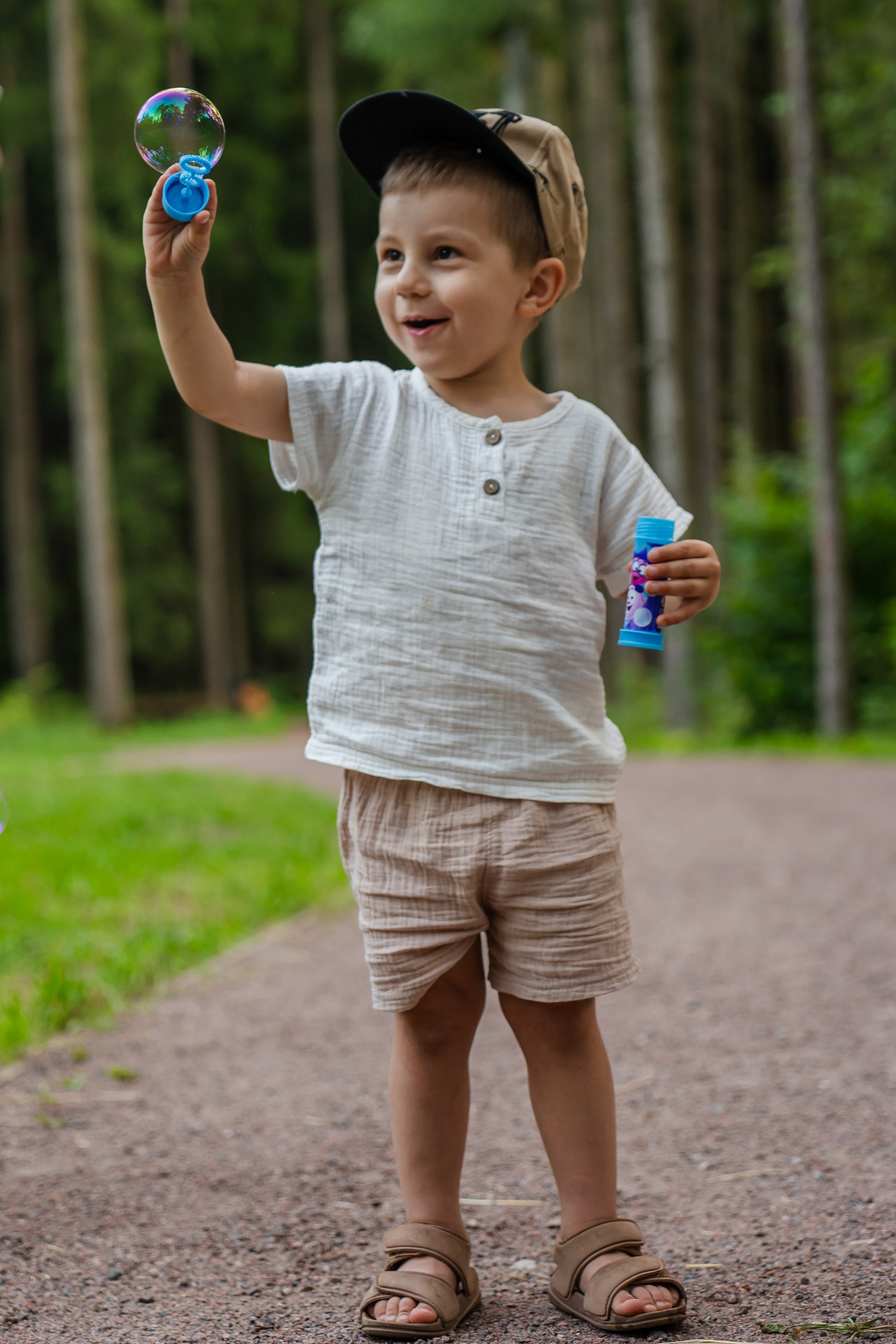 мальчик и мыльные пузыри