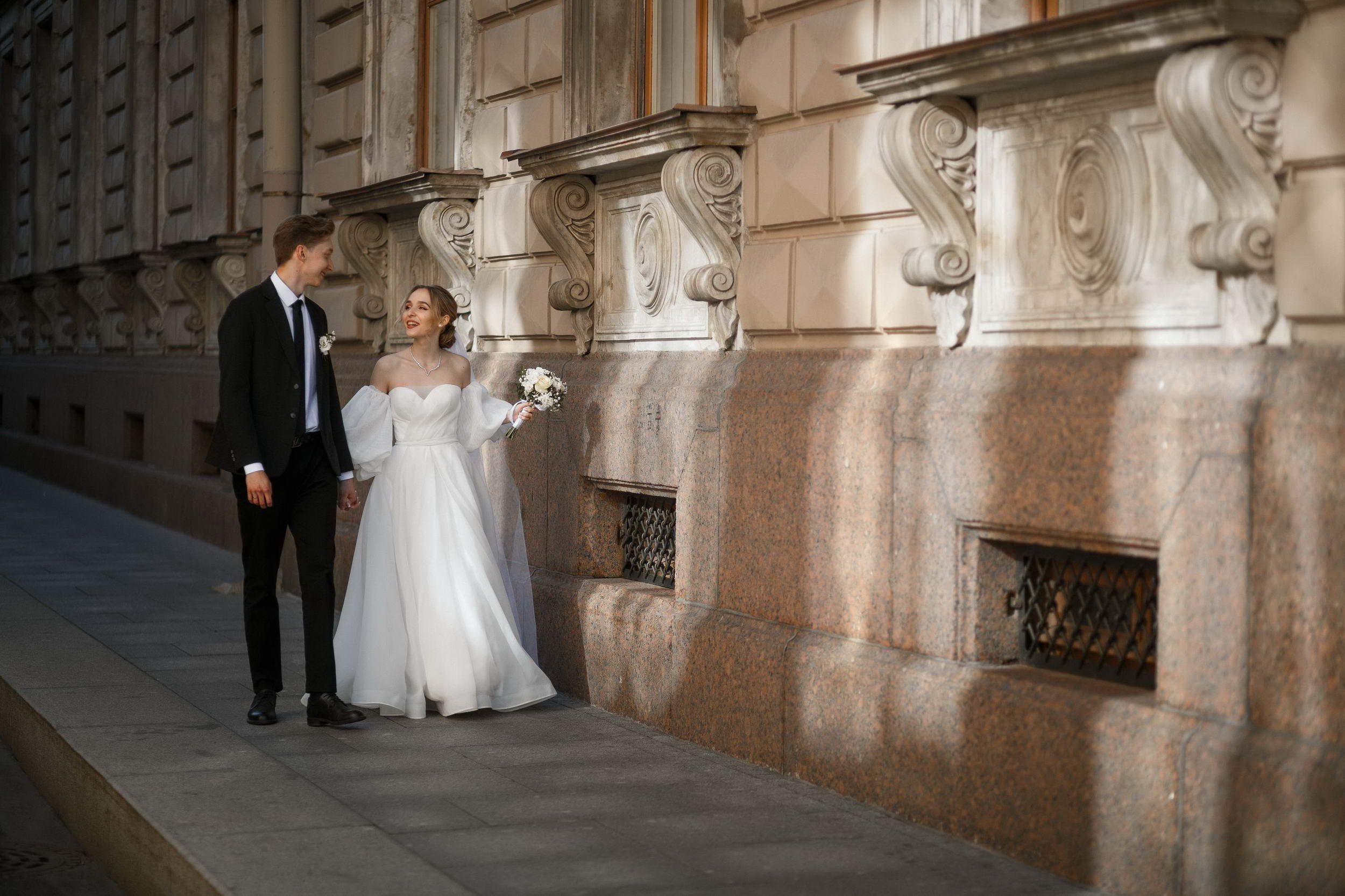 Красивая пара молодожёнов. Свадебный фотограф Игорь Брундасов 8PHOTO на свадьбу венчание загс СПб