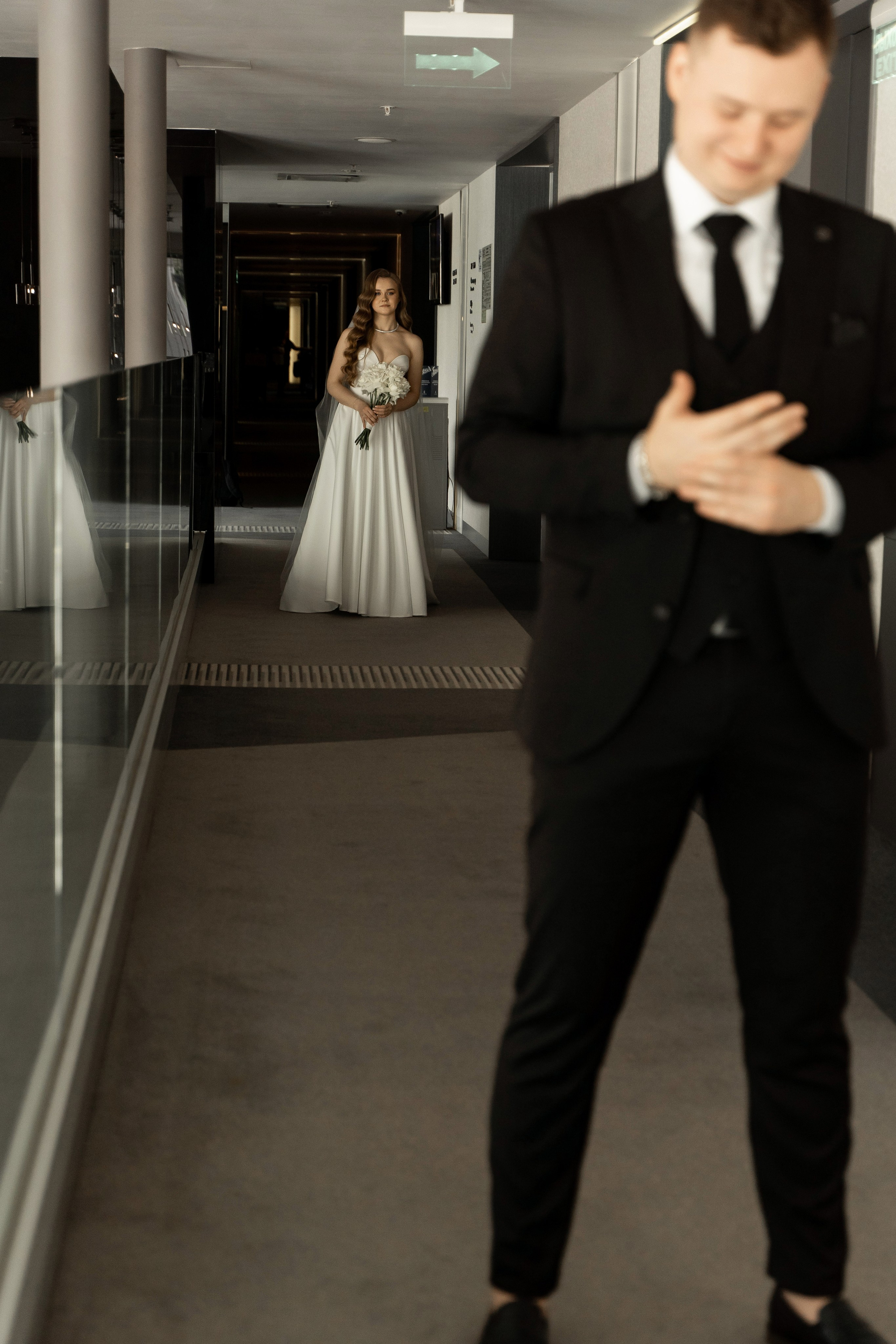 Свадебная фотосессия в Екатеринбурге, фотосессия у Оперного театра, сборы в отеле. Фотограф Татьяна Мамонтова