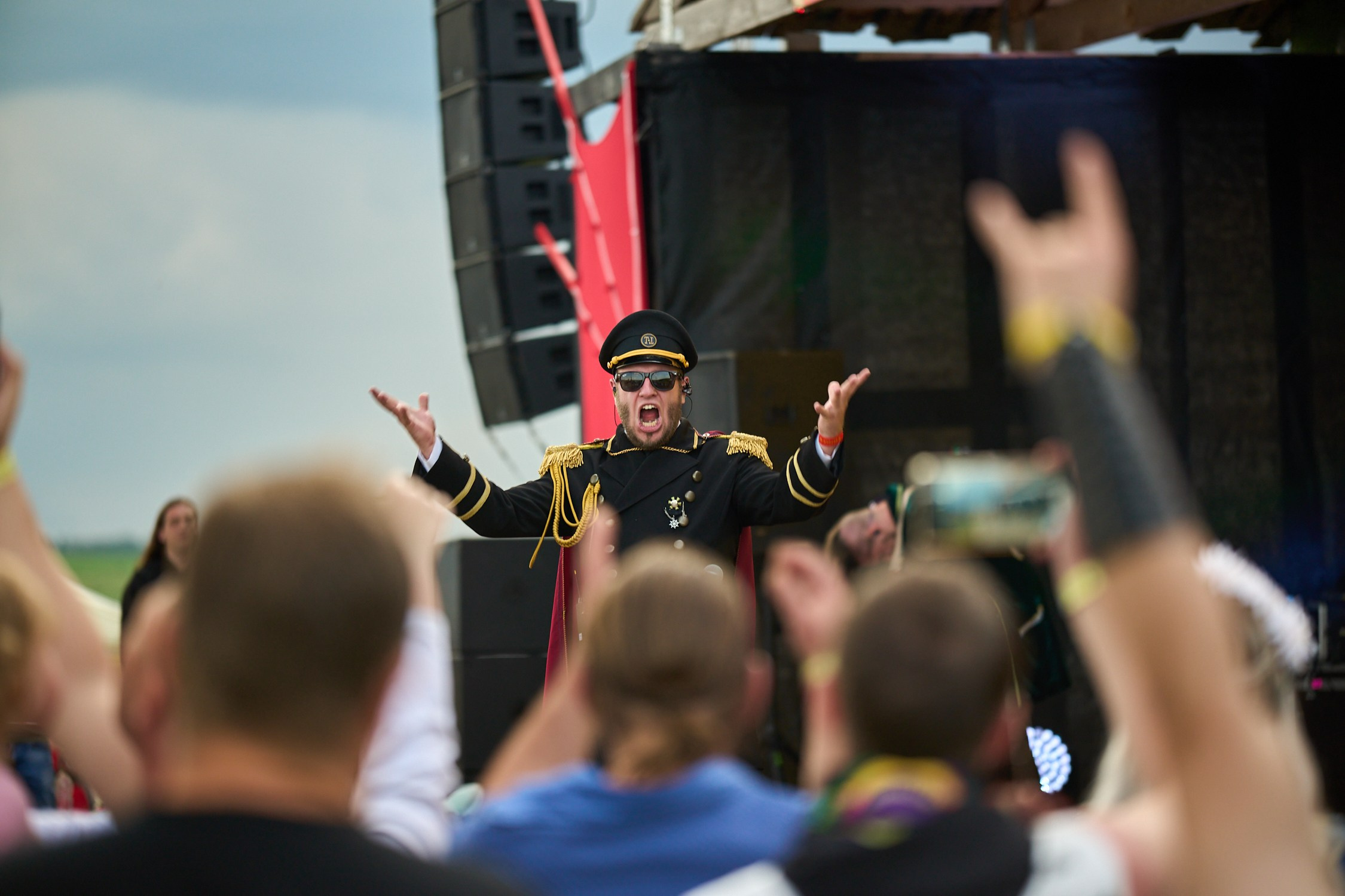 О-о-о, а вот и открытие как минимум полугодия - GroTTesque. Я их начало слушал вообще из лагеря, но как до ушей долетели плотные мясистые риффы, пошёл проведать сцену. А там такое шоу!