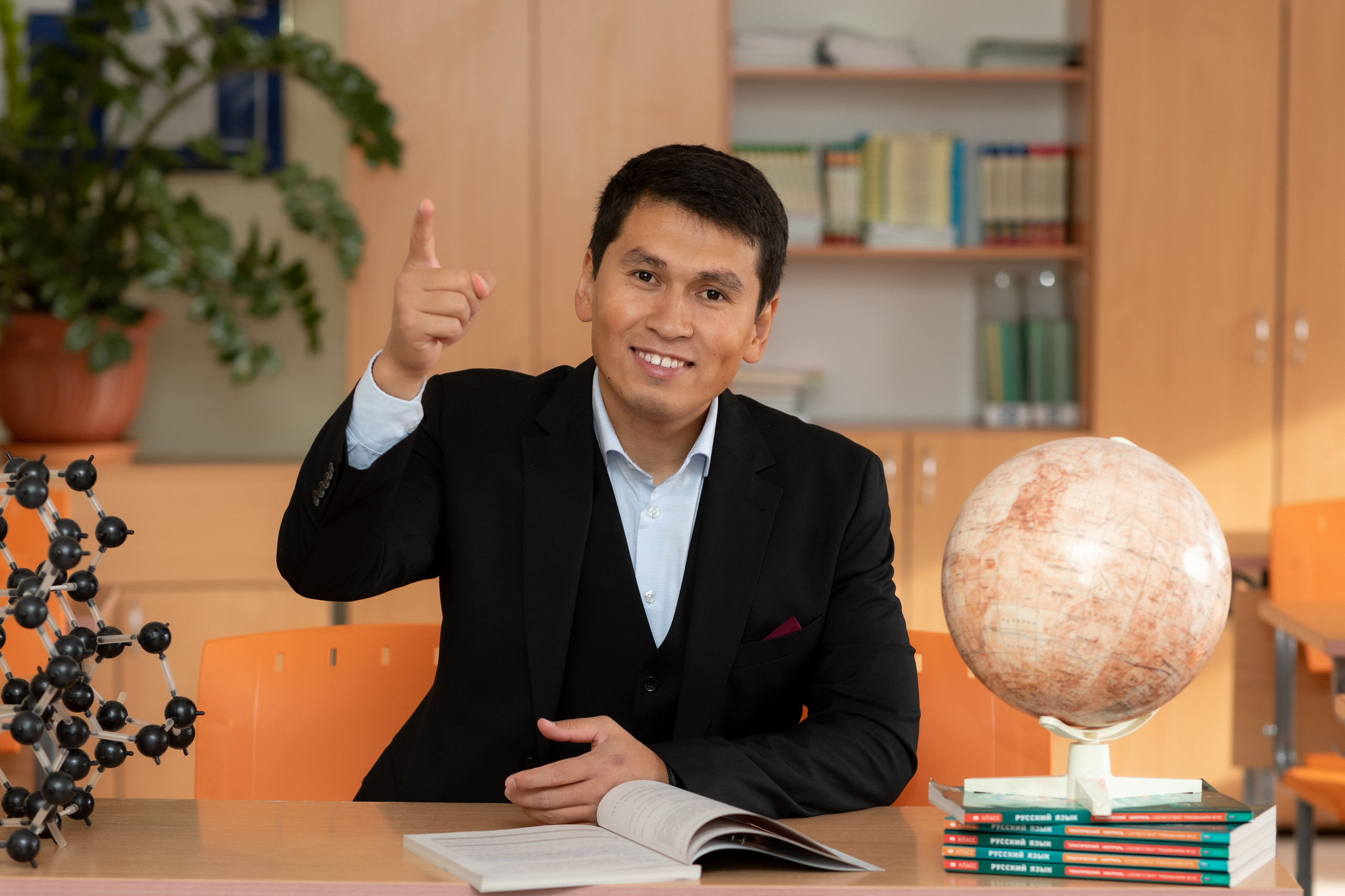 Фотосессия выпускников - фто учителя в школьном кабинете