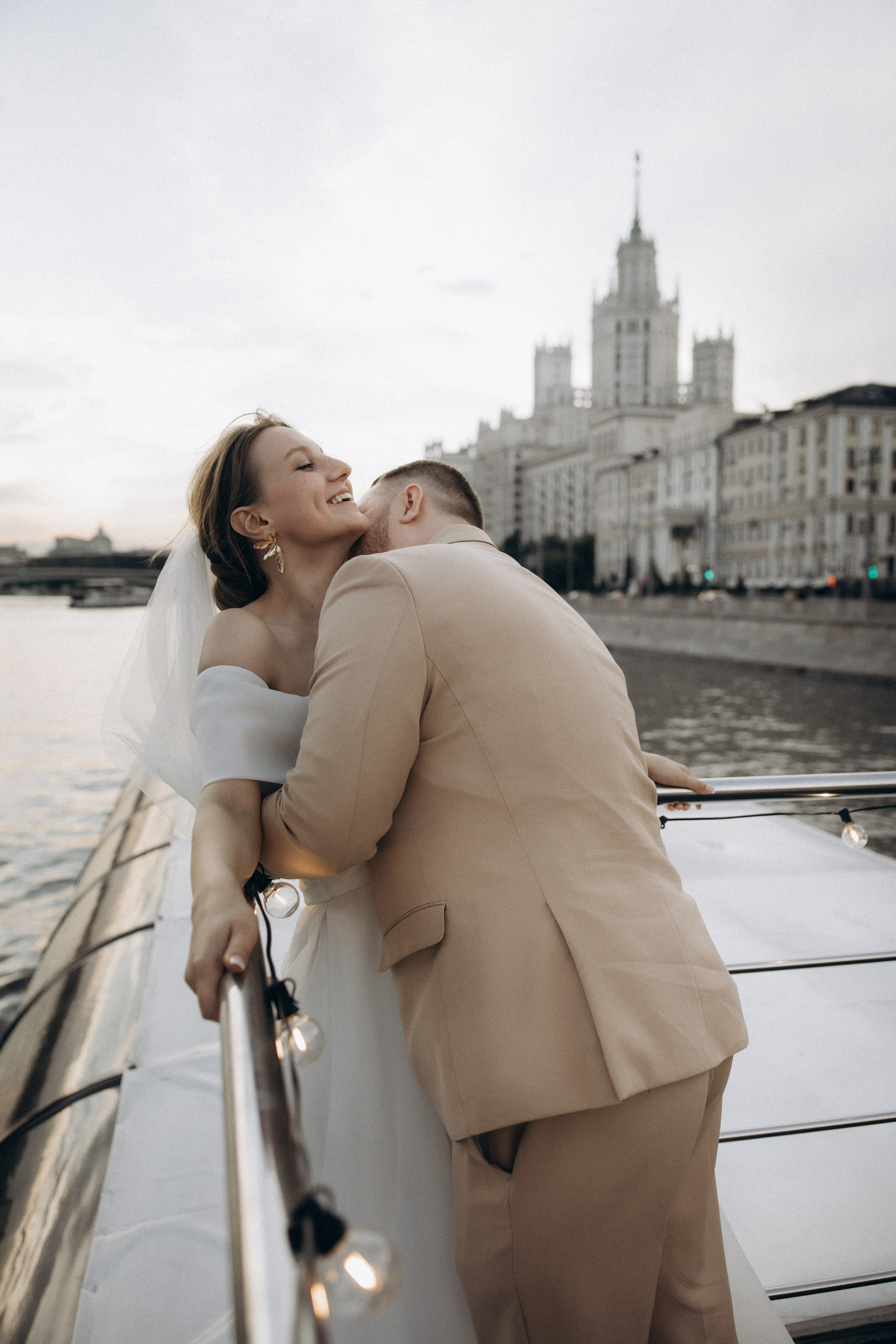 Утро невесты и свадебная фотосессия на теплоходе по Москве-реке