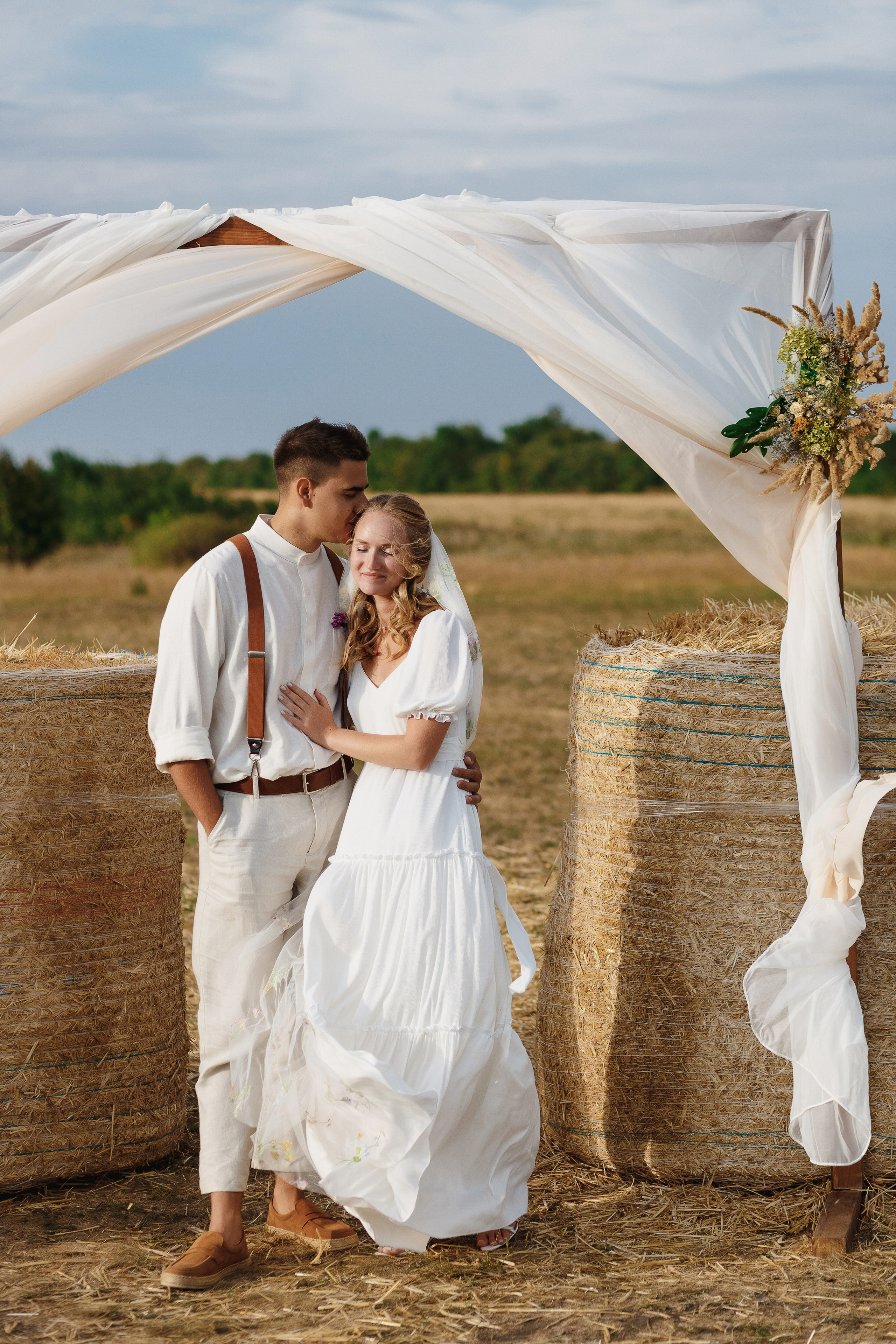 Свадебный портрет Ивана и Полины возле декора из сена и ткани — фотограф Таганрог