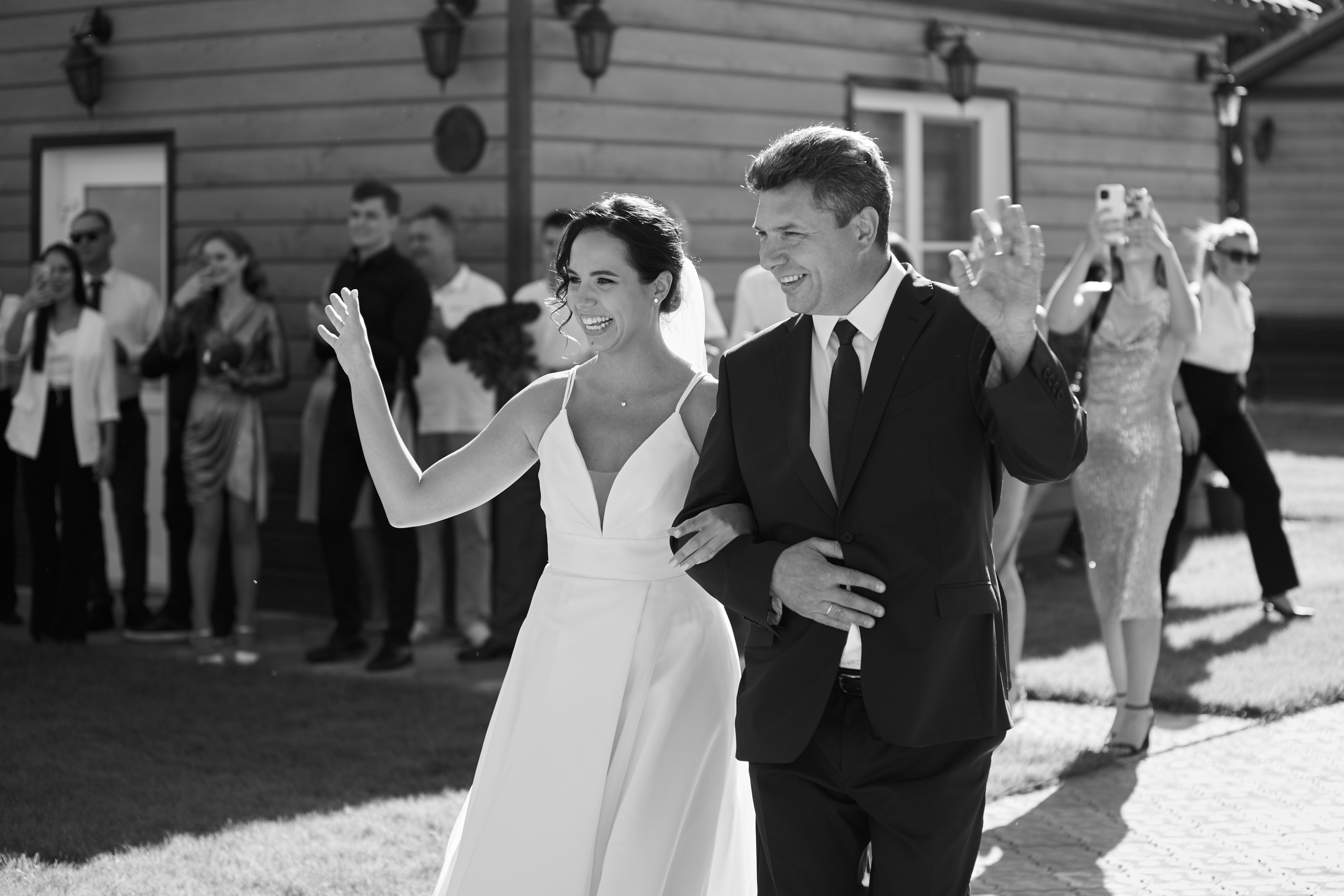 Отец ведет свою дочь к алтарю